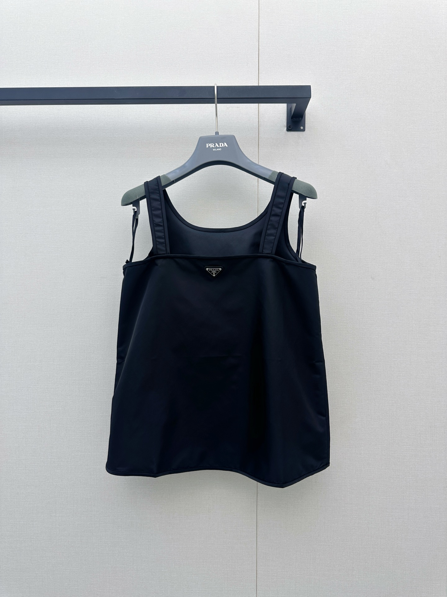 NO:893752,*26new triangle logo doll vest reduces age and coexists with exquisiteness!  It looks great when worn alone or layered. Exclusively customized imported yb environmentally friendly nylon material, a doll skirt version with an age-reducing college atmosphere, the classic triangle letter logo embellishment on the chest highlights the brand charm, the wide version does not look bloated on the upper body, and the windproof and waterproof performance ~ 1:1 awesome version, the latest summer item, look for the exclusive high version SML real shot of large goods,,skirts,19860909*26new三角徽标娃娃背心减龄与精致大气并存！单穿叠搭都超好看独家定制进口yb环保尼龙材质,自带减龄学院气息的娃娃裙版型,胸前经典三角牌字母徽标点缀彰显品牌魅力,挺阔版型上身不显臃肿,防风防水性能拉满～1:1超赞版型,夏季最新单品 认准独家高版本 SML大货实拍,,skirts,,Women's clothing