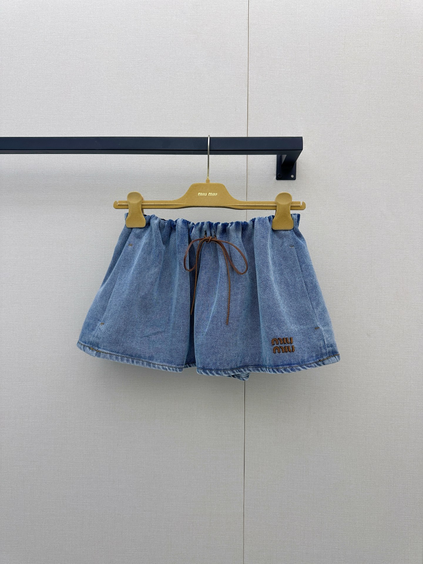 NO:890931,Miu's new 26-year denim skirt, with leather drawstrings and small bows, instantly awakens the girl's heart. It is gentle and agility, and the sweetness is directly full~ The denim tutu skirt is a magic touch. The skirt is designed with the same leather bow, and the bottom is cleverly echoed to be playful and delicate. The skirt sways when walking, and the girlish atmosphere is full of pure desire, which directly enchants the gods. SmL,,miumiu,skirts,19860909Miu 26年新款牛仔半裙 皮革抽绳搭配小蝴蝶结,瞬间唤醒少女心,温柔中透着灵动,甜度直接拉满~牛仔蓬蓬裙堪称神来之笔,裙身同款皮革蝴蝶结设计,与打底巧妙呼应俏皮又精致,行走间裙摆摇曳,少女气息满格纯欲氛围直接封神 SmL,,miumiu,skirts,,Women's clothing