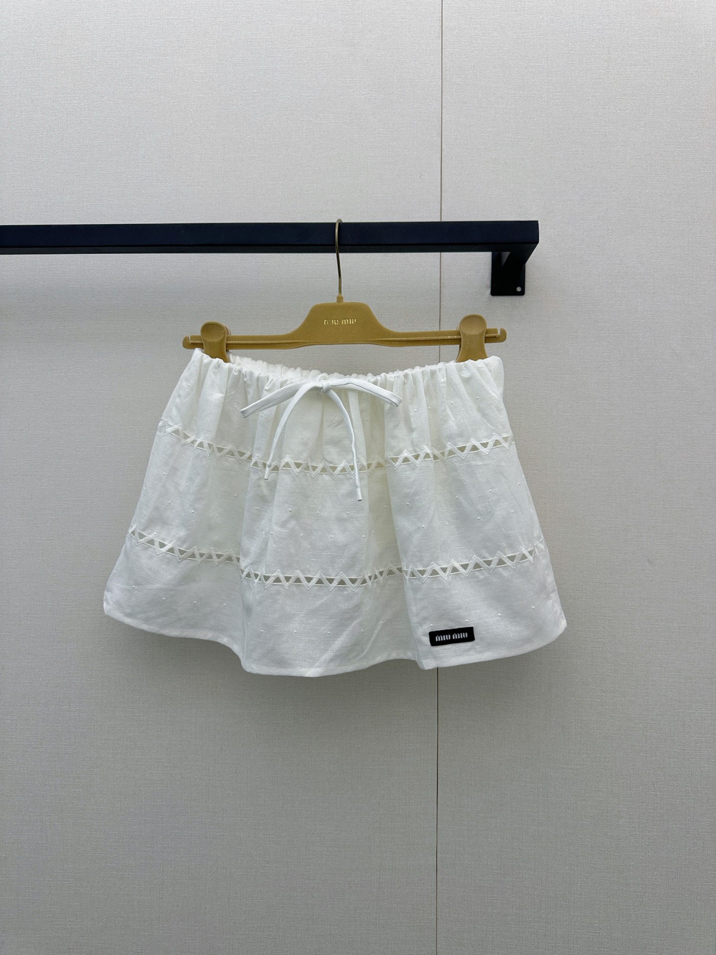 NO:893352,*26new triangular hollow skirt is made of light cotton fabric, breathable and comfortable, perfect for spring and summer!  The tutu skirt is full of retro girly feeling. It is exclusively made of imported yb cotton. The short cut optimizes body proportions. It looks great when paired with a high-waisted skirt or trousers. The fresh and healing atmosphere is perfectly captured!  It can be easily used for daily outings, dates, and vacations. It is playful and gentle, and it directly fills the atmosphere!  1:1 awesome version, latest spring and summer items, look out for exclusive high version SML,,skirts,19860909*26new三角形镂空半裙轻薄棉质面料,透气舒适,春夏穿超合适！蓬蓬裙复古少女感满满独家定制进口yb棉材质,短款剪裁优化身材比例,搭配高腰裙或裤装都很出彩.清新治愈的氛围感完全拿捏！日常出街、约会、度假都能轻松驾驭,俏皮又温柔,氛围感直接拉满！1:1超赞版型,春夏最新单品,认准独家高版本 SML,,skirts,,Women's clothing
