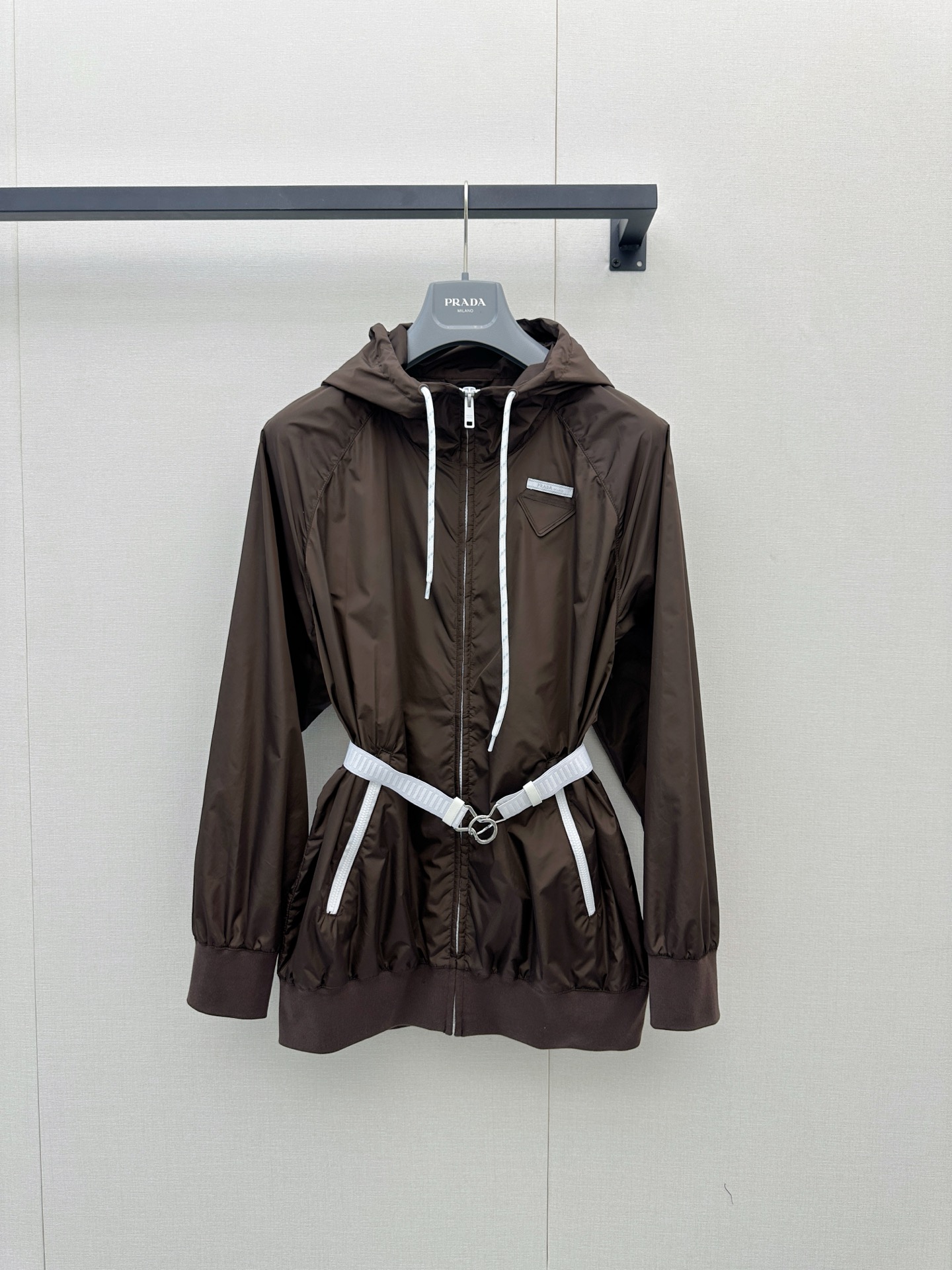 NO:891517,*26new coffee red triangle logo nylon hooded sun protection jacket. The color matching design of nylon rope breaks the monotony. The long and loose version is versatile and not picky. It modifies the proportion of the body line and enhances the visual effect!  Exclusively customized imported yb recycled environmentally friendly nylon material, the classic triangle logo hides the brand style, the light and windproof fabric adapts to the changeable weather in early spring, and it is easy to wear a casual and high-end fashion style ~ 1:1 awesome version, the latest item in early spring, look for the exclusive high version SML,, jackets & coats, hats,19860909*26new咖红色三角标尼龙连帽防晒外套 尼龙绳的拼色设计打破单调,长款宽松版型百搭不挑人,修饰身线比例拉高视觉效果！独家定制进口yb再生环保尼龙材质,经典三角标暗藏品牌格调,轻盈防风的面料适配早春多变天气,轻松穿出随性高级的时尚风格～1:1超赞版型,早春最新单品,认准独家高版本 SML,,jackets & coats,hats,,Women's clothing