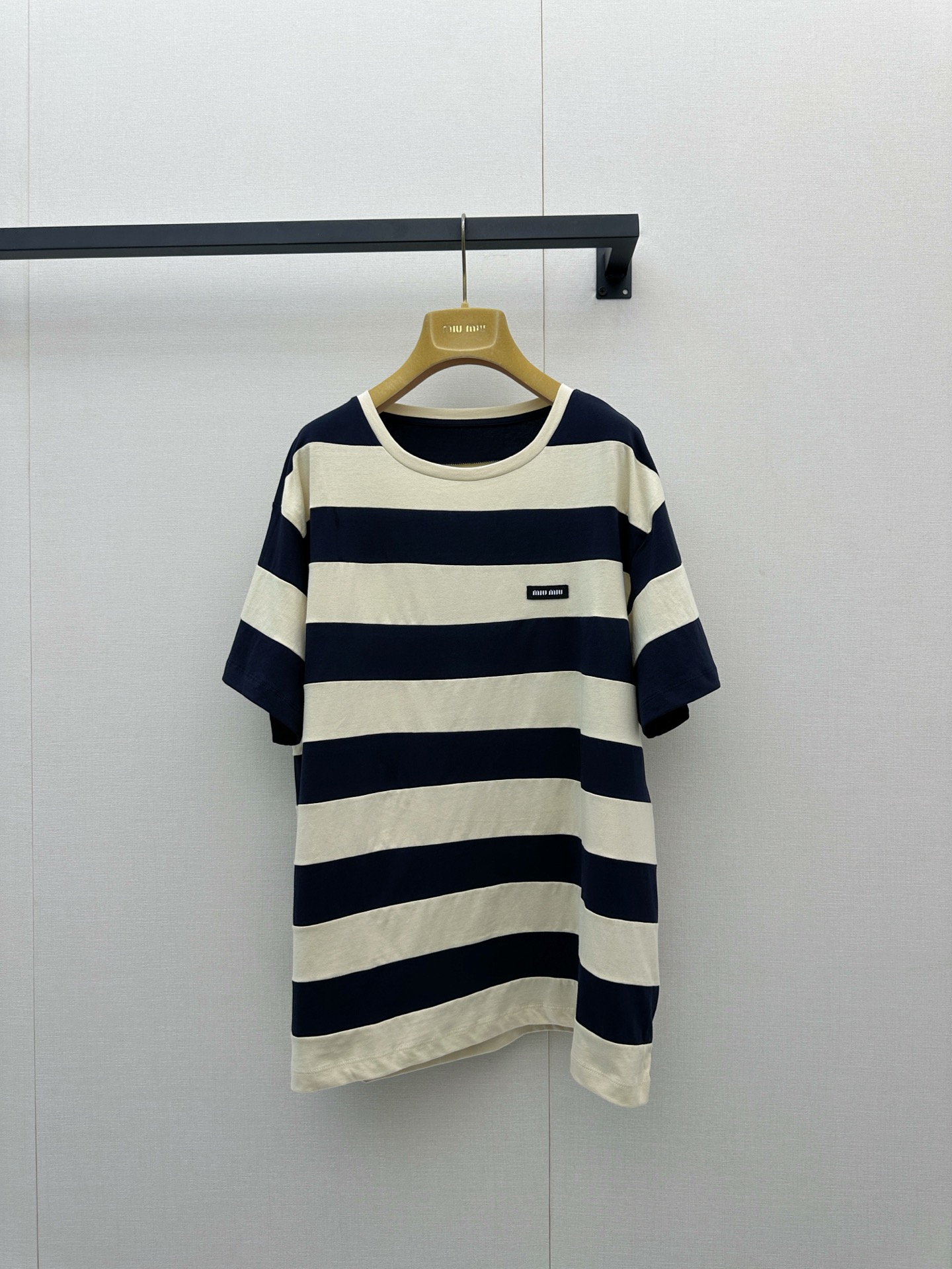 NO:892252,*26new logo color-blocked striped round neck short-sleeved style that can be worn alone or layered!  The shape is perfect, the same silhouette for men and women hides flesh and is fashionable!  Exclusively customized imported yb cotton material, the logo embroidery on the chest highlights the brand personality. The super popular stripe elements can create a layered fashion style when paired with a jacket and shirt!  1:1 Awesome version, the latest summer item, look for the exclusive high version, in stock SML, jackets & coats, shirts, T-shirt,19860909*26new徽标拼色条纹圆领短袖单穿叠穿得百搭款！版型绝绝子,男女同款廓形藏肉又时尚！独家定制进口yb棉材质,胸前徽标刺绣彰显品牌个性超火爆的条纹元素、搭配外套衬衫都能打造出层次感十足的时尚风格！1:1超赞版型,夏季最新单品 认准独家高版本 现货 SML,,jackets & coats,shirts,T-shirt,,Women's clothing