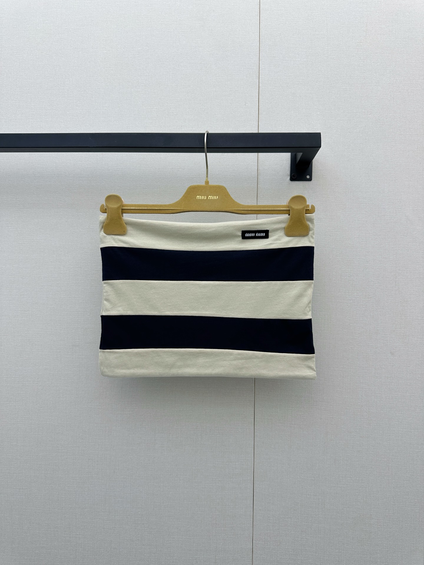 NO:892255,*26new logo color block striped layered tube top, worn alone or layered, is a versatile style!  The style is the best, a must-have item for the film ~ Hot girls must-have series is exclusively made of imported yb cotton. The logo embroidery on the chest highlights the brand personality. The super popular striped tube top can create a layered fashion style when paired with a jacket and shirt!  1:1 awesome version, the latest summer items, look out for the exclusive high version, in stock SML,, jackets & coats, shirts,19860909*26new徽标拼色条纹叠穿抹胸单穿叠穿得百搭款！版型绝绝子,出片必备单品～辣妹必入系列独家定制进口yb棉材质,胸前徽标刺绣彰显品牌个性超火爆的条纹抹胸,搭配外套衬衫都能打造出层次感十足的时尚风格！1:1超赞版型,夏季最新单品 认准独家高版本 现货 SML,,jackets & coats,shirts,,Women's clothing