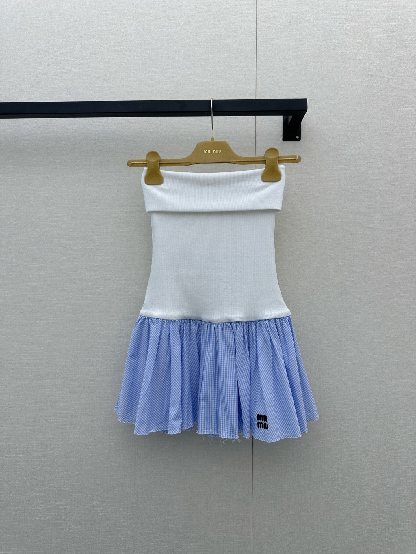 NO:892236,*26new logo letter stacked tube top skirt is versatile when worn alone or layered!  The shape is perfect, and the girly atmosphere cannot be hidden ~ Exclusively customized imported yb cotton material, classic logo letter pattern embellishment highlights the brand personality. The super popular tube top skirt version, paired with a jacket and shirt, can create a layered fashion style!  1:1 Awesome version, the latest items in early spring. Look for exclusive high-end versions in stock. SML,,skirts,jackets & coats,shirts,19860909*26new徽标字母叠穿抹胸裙单穿叠穿得百搭款！版型绝绝子,少女感气息藏不住～ 独家定制进口yb棉材质,经典徽标字母图案点缀彰显品牌个性超火爆的抹胸裙版型,搭配外套衬衫都能打造出层次感十足的时尚风格！1:1超赞版型,早春季最新单品 认准独家高版本 现货 SML,,skirts,jackets & coats,shirts,,Women's clothing