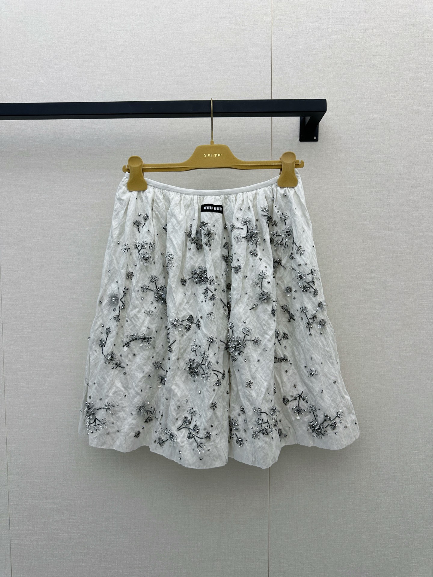 NO:892238,*26new heavy industry customized diamond skirt, hand-stitched sequin work, flower element stitched design, layered and worn alone, it has a gentle and elegant atmosphere ~ the logo letter pattern design on the waist is simple and elegant!  A style that can be easily worn for daily commuting or casual outings!  1:1 awesome version, latest spring and summer items, look out for exclusive high version SML,,skirts,19860909*26new重工订钻半裙 手工缝钻亮片工艺,花朵元素缝钻设计,叠搭单穿都是自带温柔优雅气息～腰间徽标字母图案设计,简洁不失大方！日常通勤或休闲外出都能轻松自如驾驭的风格！1:1超赞版型,春夏最新单品,认准独家高版本 SML,,skirts,,Women's clothing