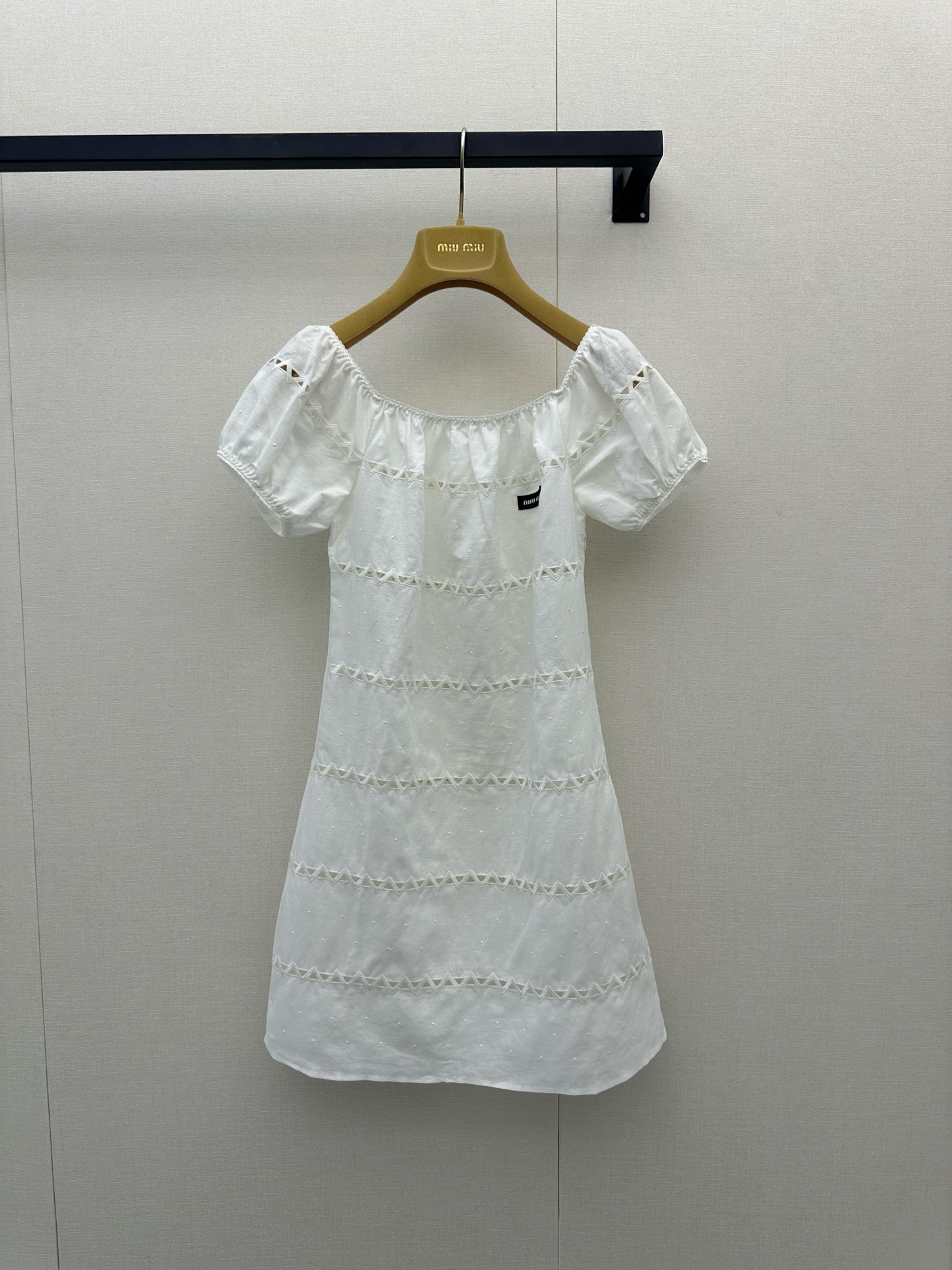 NO:893355,Miu Miu 26 Spring/Summer Couture Edition |  Milky White Cotton and Linen Hollow Puff Sleeve Dress This dress is destined to become the favorite of quality control people. Abandon the dazzling pure white, choose a milky white tone that is gentle to the core, as soft as the morning light, and comes with a French lazy filter. The fabric is a high-density blend of 80% cotton and linen, which not only retains the softness and skin-friendlyness of cotton, but also blends into Asia.  The numb and straight muscles, the overall thickness, not see-through, the upper body is safe and noble. The exquisite hollow embroidery technology is laid out layer by layer with geometric triangle texture, faintly revealing the skin lines. It is paired with three-dimensional puff sleeves and square collar design, which perfectly modifies the proportion of the shoulders and neck, with a hint of retro college atmosphere in the sweetness. The low-key chest  Miu Miu's small label is the finishing touch, and every detail shows high-end standards. Whether you wear it with a straw bag for a walk on the beach, or with matching shoes for afternoon tea, it can make you stand out from the crowd - not all white dresses are called 'high versions', and this one is just for you who pursue the ultimate texture and unique aesthetics. Sizes SML, miumiu, loafers, espadrilles, skirts,19860909Miu Miu 26 春夏高定版 | 奶白棉麻镂空泡泡袖连衣裙这件连衣裙注定成为质感控的心头好.摒弃刺眼的纯白,选用温柔到骨子里的奶白色调,如晨光般柔和,自带法式慵懒滤镜.面料甄选80棉亚麻的高密混纺,不仅保留了棉的柔软亲肤,更融入亚麻的挺括筋骨,整体有厚度、不透视,上身安心又显贵.精致的镂空刺绣工艺以几何三角纹理层层铺陈,若隐若现透出肌肤线条,搭配立体泡泡袖与方领设计,完美修饰肩颈比例,甜美中带着一丝复古学院气息.胸前低调的 Miu Miu 小标牌点睛,细节处处彰显高定水准.无论是搭配草编包漫步海边,还是配乐福鞋出席下午茶,它都能让你在人群中脱颖而出——不是所有白色连衣裙都叫“高版本”,而这件,正是为追求极致质感与独特审美的你而生.尺码SML,,miumiu,loafers,espadrilles,skirts,,Women's clothing