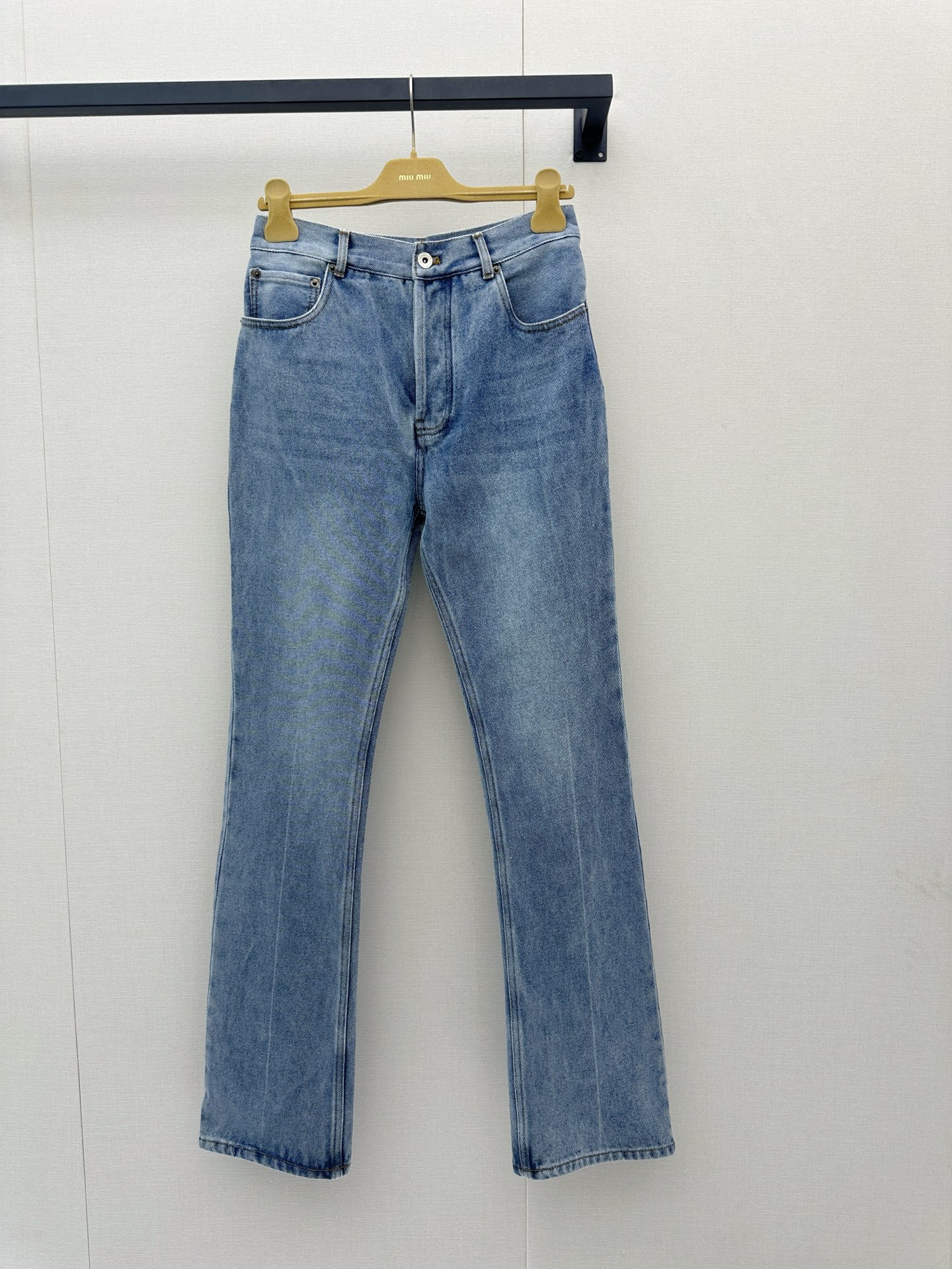 NO:892497,*26new denim straight-leg pants with embroidered letters. Wear alone or layered, so versatile!  The straight version is very tolerant and friendly to the body, and the upper body is full of looseness ~ Exclusively customized imported yb cotton material, with logo embroidery on the back pocket to highlight the brand personality. The super popular denim elements can create a layered fashion style when paired with a jacket!  1:1 awesome version, the latest spring and summer items, look out for the exclusive high version SML,, jackets & coats,19860909*26new 刺绣字母牛仔直筒裤 单穿叠穿得百搭款！直筒版型对身材包容性超友好,上身松弛感拉满～独家定制进口yb棉材质,后袋徽标刺绣彰显品牌个性 超火爆的牛仔元素,搭配外套都能打造出层次感十足的时尚风格！1:1超赞版型,春夏最新单品 认准独家高版本 SML,,jackets & coats,,Women's clothing