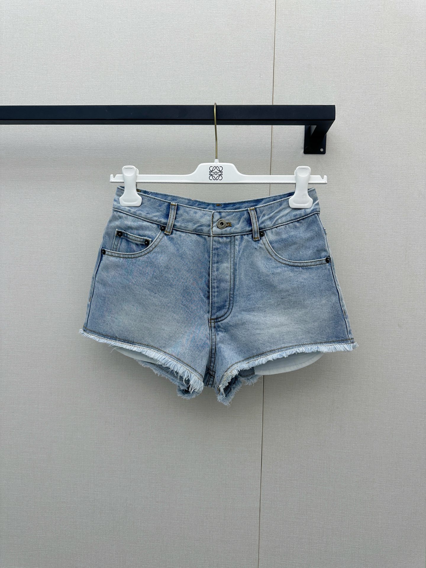 NO:892483,*26newPaula’s Ibiza series contrasting logo embroidered denim shorts in light washed blue, imported soft cotton denim, super comfortable to wear in summer!  The anagram embroidery on the pockets is super recognizable. The details are fully customized and made of imported yb cotton. The back hip pockets are embellished with classic contrasting embroidered logo patterns. They are self-recognizable ~ It can be easily used for daily commuting, vacation, and daily life!  The distressed beard design on the trouser legs adds a more refreshing atmosphere and is a versatile item for summer!  1:1 awesome version, the latest summer items, look out for the exclusive high version, in stock SML,, shorts,19860909*26newPaula’s Ibiza系列撞色徽标刺绣牛仔短裤浅水洗蓝色,进口柔软棉质牛仔布,夏天穿超舒服！口袋Anagram刺绣超有辨识度,细节满分独家定制进口yb棉材质,后臀口袋经典撞色刺绣logo图案点缀,自带辨识度～日常通勤、度假、日常都能轻松驾驭！裤腿做旧毛须设计增添更多的清爽氛围感直接拉满,是夏日百搭神器！1:1超赞版型,夏季最新单品,认准独家高版本 现货 SML,,shorts,,Women's clothing