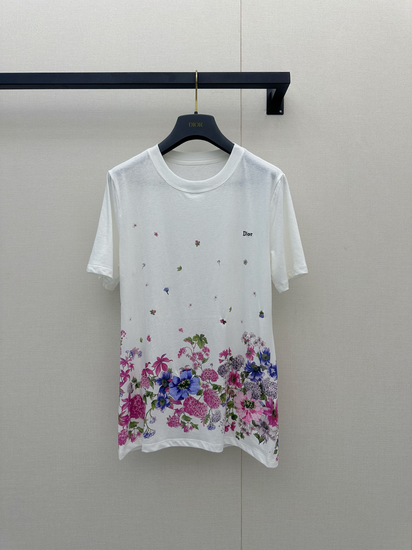 NO:892500,*26new floral embroidery short-sleeved T-shirt with creamy white background and pink and blue flowers, fresh and elegant, full of spring and summer atmosphere. The overall flower and butterfly embroidery is irregularly embellished, and the streamlined texture is not to mention exclusively customized and imported yb cotton material. Classic logo embroidery embellishment on the chest, easy to identify, three-dimensional tailoring, loose version + reinforced collar, durable and not easy to deform, suitable for daily life or vacation. The printing is inspired by nature, full of romance, paired with jeans or skirt, you can easily get a sweet casual style  1:1 Awesome version, the latest spring and summer items, look for the exclusive high version, in stock SML,,skirts,jeans,T-shirt,tees,t-shirt,19860909*26new花卉刺绣短袖T恤奶白色底色搭配粉蓝花卉,清新优雅,春夏氛围感满满整体花朵蝴蝶刺绣不规则点缀,精简质感没得说独家定制进口yb棉材质,胸前经典徽标刺绣点缀,辨识度在线,立体剪裁宽松版型+加固领口,耐穿不易变形,日常或度假都很适合.印花灵感源自自然,浪漫气息十足,搭配牛仔裤或半裙,轻松get甜美休闲风 1:1超赞版型,春夏最新单品 认准独家高版本 现货 SML,,skirts,jeans,T-shirt,tees，t-shirt,,Women's clothing