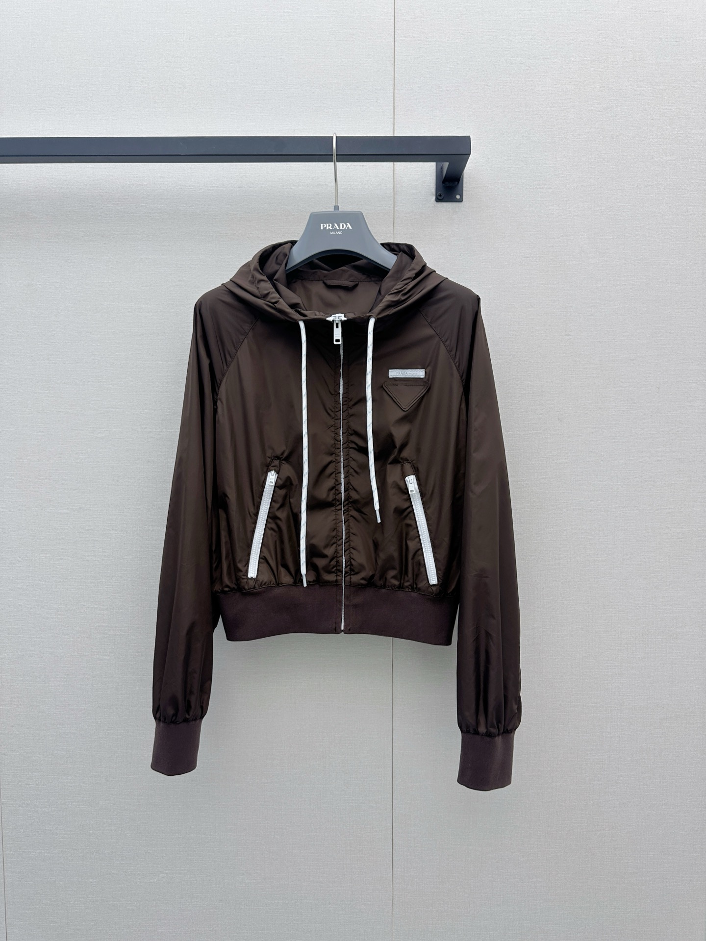 NO:892503,*26new coffee red triangle logo nylon hooded sun protection jacket. The color matching design of nylon rope breaks the monotony. The short version is versatile and not picky, and the proportion of the body line is modified to enhance the visual effect!  Exclusively customized imported yb recycled environmentally friendly nylon material, the classic triangle logo hides the brand style, the light and windproof fabric adapts to the changeable weather in early spring, and it is easy to wear a casual and high-end fashion style ~ 1:1 awesome version, the latest item in early spring, look for the exclusive high version SML,, jackets & coats, hats,19860909*26new咖红色三角标尼龙连帽防晒外套 尼龙绳的拼色设计打破单调,短款版型百搭不挑人,修饰身线比例拉高视觉效果！独家定制进口yb再生环保尼龙材质,经典三角标暗藏品牌格调,轻盈防风的面料适配早春多变天气,轻松穿出随性高级的时尚风格～1:1超赞版型,早春最新单品,认准独家高版本 SML,,jackets & coats,hats,,Women's clothing
