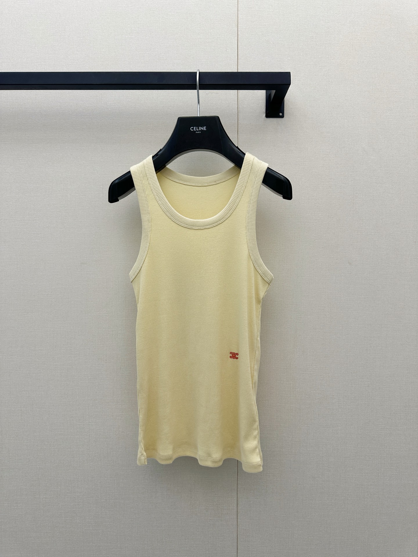 NO:911037,*26new Arc de Triomphe logo embroidered round neck vest sleeveless round neck design, modified body line proportions, the upper body is generous and delicate!  The Arc de Triomphe logo on the waist is super recognizable. It is made of imported yb cotton. The three colors are fresh and versatile. It can be worn alone or layered. It can be easily matched with jeans and shorts. It can be worn for daily leisure and vacation!  The fabric is breathable and not stuffy in hot weather. It is a must-have and practical item in the summer wardrobe ~ 1:1 awesome version, the latest spring and summer items, look for the exclusive high version, in stock, SML real shots of large products,, shorts, jeans,19860909*26new凯旋门徽标刺绣圆领背心无袖圆领设计,修饰身线比例,上身大方又精致！腰间凯旋门Logo超有辨识度独家定制进口yb棉材质,三色清新百搭,单穿或内搭都OK,轻松搭配牛仔裤、短裤,日常休闲、度假都能hold住！面料透气,炎热天气也不闷,是夏季衣橱必备实用单品～1:1超赞版型,春夏最新单品 认准独家高版本 现货 SML大货实拍,,shorts,jeans,,Women's clothing
