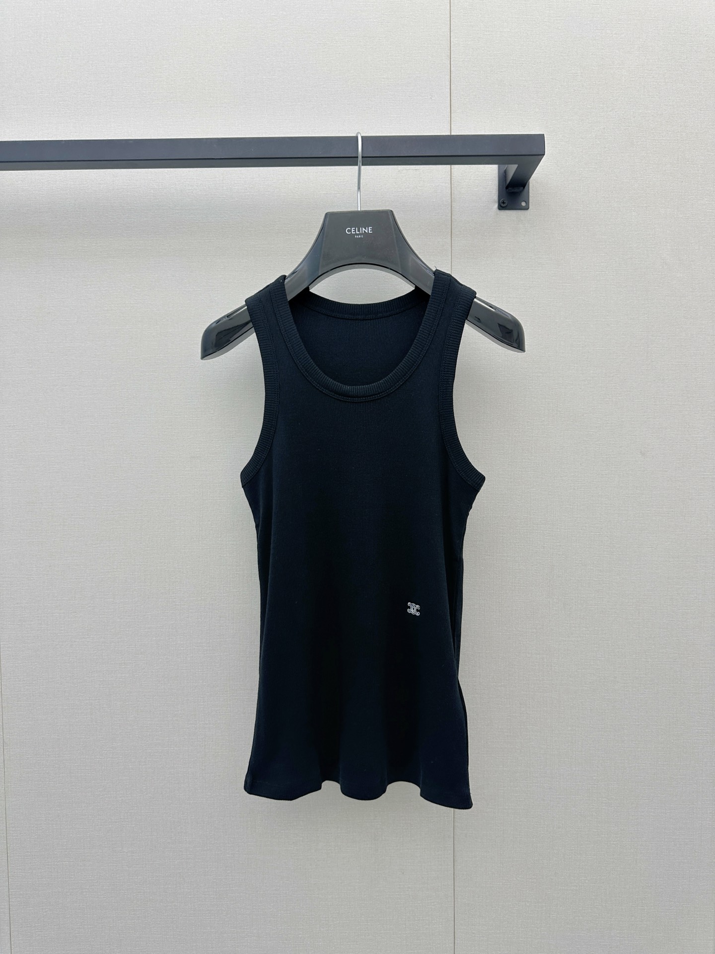NO:911047,*26new Arc de Triomphe logo embroidered round neck vest sleeveless round neck design, modified body line proportions, the upper body is generous and delicate!  The Arc de Triomphe logo on the waist is super recognizable. It is made of imported yb cotton. The three colors are fresh and versatile. It can be worn alone or layered. It can be easily matched with jeans and shorts. It can be worn for daily leisure and vacation!  The fabric is breathable and not stuffy in hot weather. It is a must-have and practical item in the summer wardrobe ~ 1:1 awesome version, the latest spring and summer items, look for the exclusive high version, in stock, SML real shots of large products,, shorts, jeans,19860909*26new凯旋门徽标刺绣圆领背心无袖圆领设计,修饰身线比例,上身大方又精致！腰间凯旋门Logo超有辨识度独家定制进口yb棉材质,三色清新百搭,单穿或内搭都OK,轻松搭配牛仔裤、短裤,日常休闲、度假都能hold住！面料透气,炎热天气也不闷,是夏季衣橱必备实用单品～1:1超赞版型,春夏最新单品 认准独家高版本 现货 SML大货实拍,,shorts,jeans,,Women's clothing
