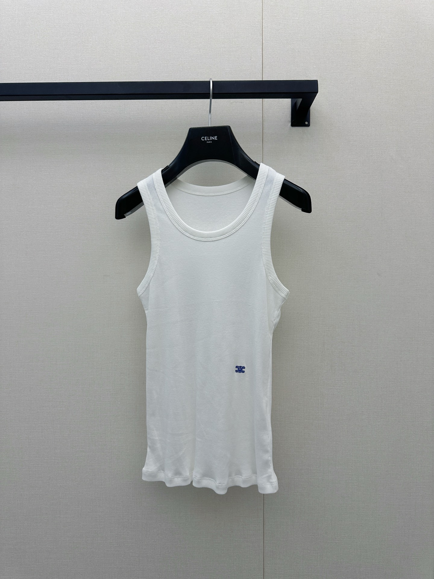 NO:892506,*26new Arc de Triomphe logo embroidered round neck vest sleeveless round neck design, modified body line proportions, the upper body is generous and delicate!  The Arc de Triomphe logo on the waist is super recognizable. It is made of imported yb cotton. The three colors are fresh and versatile. It can be worn alone or layered. It can be easily matched with jeans and shorts. It can be worn for daily leisure and vacation!  The fabric is breathable and not stuffy in hot weather. It is a must-have and practical item in the summer wardrobe ~ 1:1 awesome version, the latest spring and summer items. Look for the exclusive high version. In stock SML, shorts, jeans,19860909*26new凯旋门徽标刺绣圆领背心无袖圆领设计,修饰身线比例,上身大方又精致！腰间凯旋门Logo超有辨识度独家定制进口yb棉材质,三色清新百搭,单穿或内搭都OK,轻松搭配牛仔裤、短裤,日常休闲、度假都能hold住！面料透气,炎热天气也不闷,是夏季衣橱必备实用单品～1:1超赞版型,春夏最新单品 认准独家高版本 现货 SML,,shorts,jeans,,Women's clothing