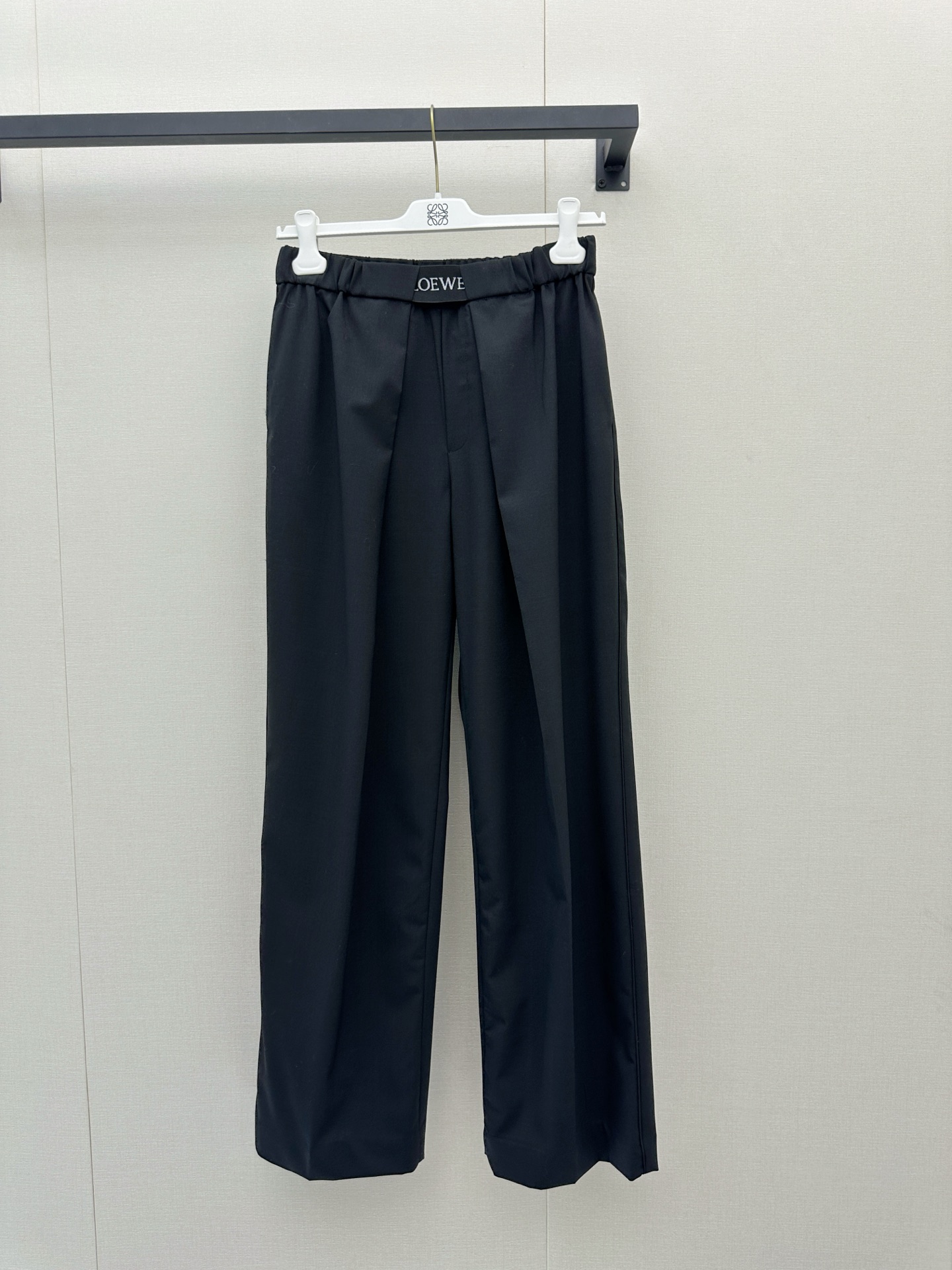 NO:892480,*26new black pleated wide-leg pants with contrasting color webbing, high-waist design + drape fabric, three-dimensional pleats to show leg length!  Loose straight fit, comfortable and fashionable, can be easily used in daily commuting and the workplace. Exclusively customized imported yb sheep material, contrasting letter embroidered webbing design at the waist, black classic and versatile, very stylish with a white T or shirt, easy to get a high-end relaxed feeling ~ 1:1 awesome version, the latest spring and summer items, look for the exclusive high version, in stock SML, shirts,19860909*26new撞色织带黑色褶皱阔腿裤高腰设计+垂坠面料,立体褶皱超显腿长！宽松直筒版型,舒适又时髦,日常通勤、职场都能轻松驾驭独家定制进口yb绵羊材质,腰间撞色字母刺绣织带设计,黑色经典百搭,随便配白T或衬衫都很有型,轻松get高级松弛感穿搭～1:1超赞版型,春夏最新单品 认准独家高版本 现货 SML,,shirts,,Women's clothing