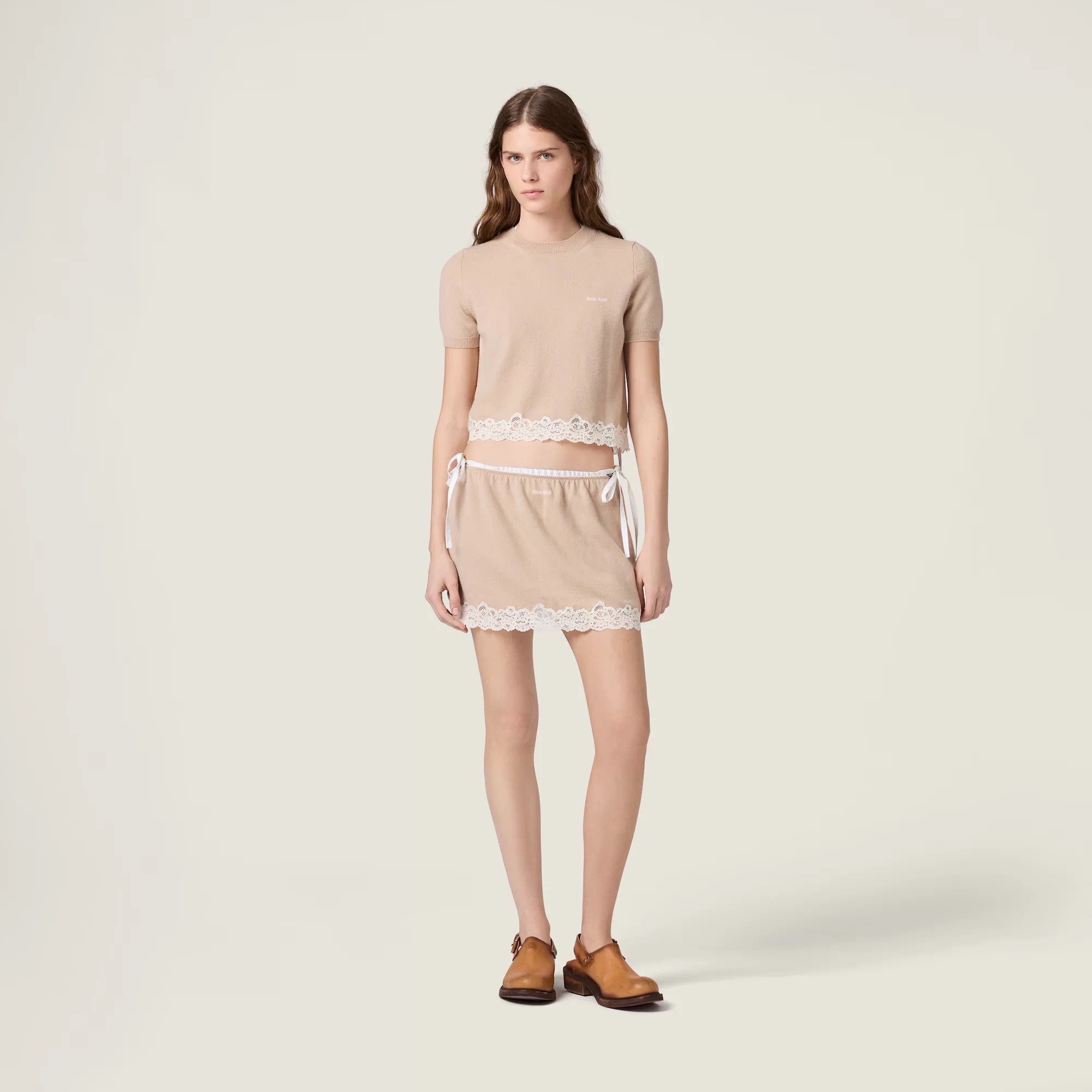 NO:892971,Miumiu 26's new oatmeal color lace knitted short sleeves are soft and skin-friendly, light and breathable, with white lace at the hem, full of French retro feel. Straight-shoulder cut + loose fit, slim and versatile, can be easily worn when commuting, shopping, or traveling. Paired with straight pants or skirts, the gentle atmosphere is directly filled, making it the first choice for effortless and exquisite wear!  SML,,miumiu,skirts,T-shirt,19860909Miumiu 26新款燕麦色蕾丝边针织短袖,柔软亲肤,轻薄透气,下摆白色蕾丝边,法式复古感满满.正肩剪裁+宽松版型,显瘦又百搭,通勤、逛街、出游都能轻松驾驭.搭配直筒裤或半裙,温柔氛围感直接拉满,是不费力的精致穿搭首选！ SML,,miumiu,skirts,T-shirt,,Women's clothing