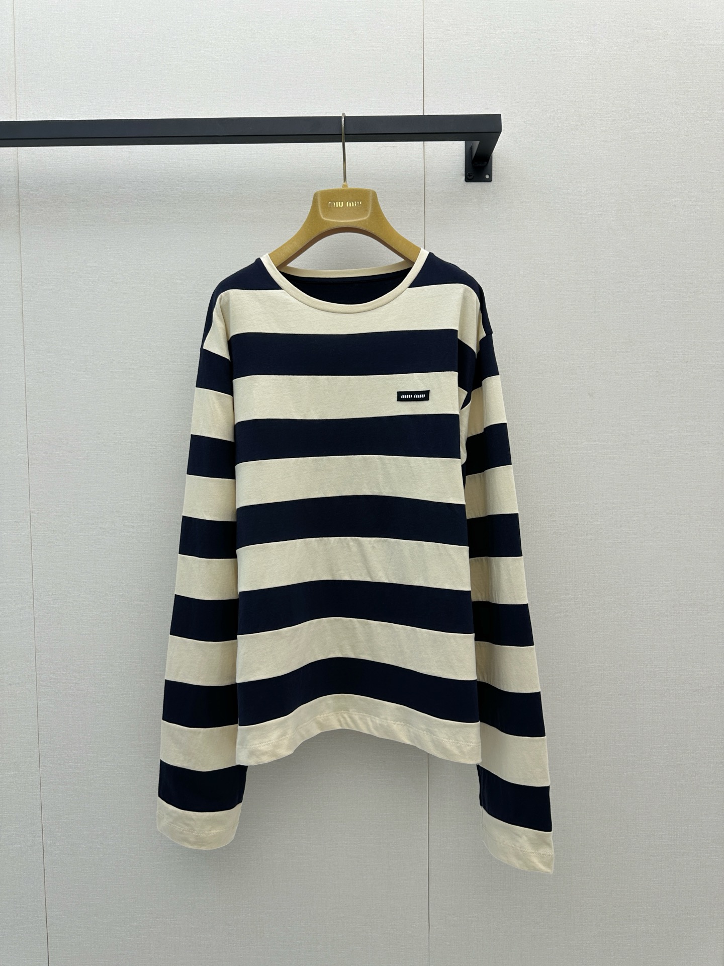 NO:892977,Miu style comfortable and relaxed outfit | Striped ceiling Who can resist the relaxed feeling of Miu style in daily life!  The classic black and white stripes are always eye-catching. Miu Miu's wide striped long sleeves weaken the shortcomings of the figure. The dropped shoulder style is casual and does not pick up the figure. Pair it with the same Miu Miu color-blocking shorts. The long top and short bottom wear formula can instantly transform you into 37-point long legs, which is neat and reduces your age. SML,,miumiu,shorts,19860909Miu系舒适松弛穿搭｜条纹控的天花板 谁能拒绝Miu系松弛感日常！经典黑白条纹永远耐看Miu Miu宽条纹长袖弱化身材短板,落肩版型随性不挑身形 搭配同Miu Miu拼色短裤,上长下短穿搭公式秒变三七分大长腿,利落又减龄.SML,,miumiu,shorts,,Women's clothing
