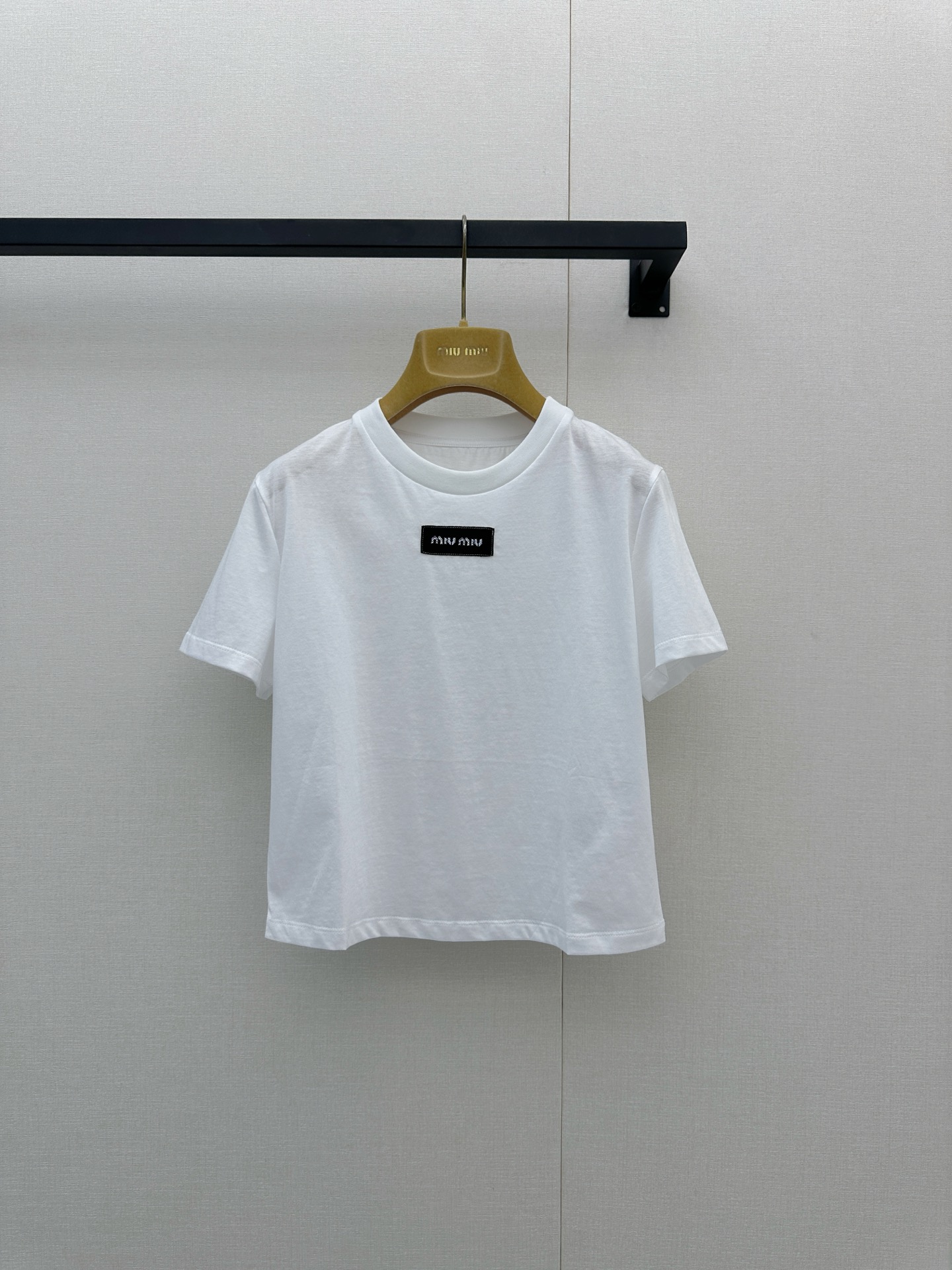 NO:892980,Miumiu 26new logo embroidered round neck small white Tee has a simple design + black brand logo on the chest. It is highly recognizable and has a slightly see-through effect on the upper body, which adds a more refreshing atmosphere to summer wear. The neckline is embroidered with logo letters, and the right shoulder tailoring modifies the shoulder shape. The version is slightly loose and can easily cover the flesh. It is suitable for a variety of body types. It is versatile, whether it is paired with jeans or a skirt, you can easily switch between casual or sweet and cool styles. It is a basic wardrobe essential!  1:1 awesome version, the latest spring and summer items, look out for the exclusive high version SML,,miumiu,skirts,jeans,19860909Miumiu 26new徽标刺绣圆领小白Tee简约设计+胸前黑色品牌标识,辨识度满分上身呈现微透效果为夏季穿搭增添更多清爽气息 领口徽标刺绣字母点缀,正肩剪裁修饰肩型,版型微宽松,轻松遮肉,适合多种身材.百搭属性,无论配牛仔裤还是半裙,都能轻松切换休闲or甜酷风,是衣橱必备基础款！1:1超赞版型,春夏最新单品 认准独家高版本 SML,,miumiu,skirts,jeans,,Women's clothing