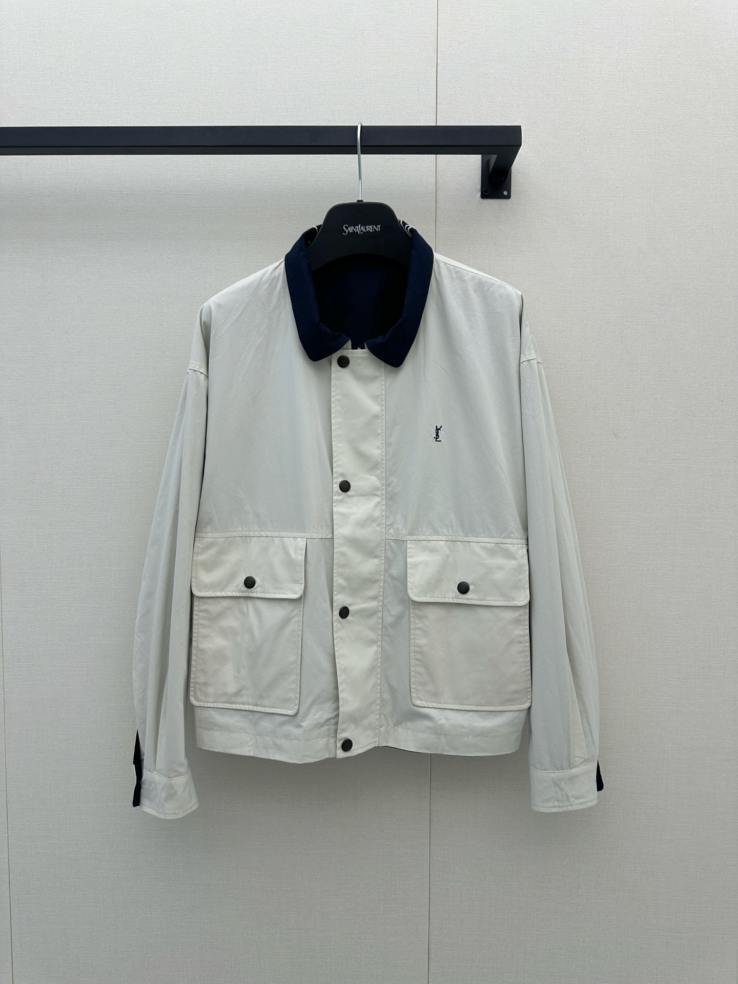 NO:892983,Saint Laurent  The new 2026 autumn and winter double-sided jacket is like a walking French poem, perfectly blending laziness and high-end in a square inch; it selects Japan's top retro brushed fabric, which feels as soft and skin-friendly as clouds. The double-sided different-color design gives it a soul - one side is deep and quiet navy blue, and the other side is warm and creamy milky white. Just flip it at will, and you can calmly go to the modern workplace and weekend Brun.  In the relaxed atmosphere of ch; the classic lapel is embellished with the exquisite SL embroidered logo, and the contrasting details on the cuffs inadvertently reveal the brand's ingenuity. The slightly loose tailoring not only accommodates the body shape, but also outlines a casual yet stylish silhouette. This is not only a jacket, but also a versatile artifact that lights up the autumn and winter wardrobe and a must-have investment-grade item. Size SML, brunello  cucinelli,saint laurent,jackets & coats,jackets & coats,19860909Saint Laurent 2026秋冬新款双面夹克,宛如行走的法式诗篇,将慵懒与高级完美糅合于方寸之间；甄选日本顶级复古磨毛面料,触感如云朵般软糯亲肤,双面异色设计赋予其灵魂——一面是深邃静谧的藏青,一面是温润如脂的奶白,只需随心翻转,便能从容游刃于摩登职场与周末Brunch的松弛氛围之中；经典的翻领处点缀着精致的SL刺绣徽标,袖口撞色细节在不经意间流露品牌巧思,微宽松的剪裁不仅包容身形,更勾勒出随性而不失格调的廓形,这不仅仅是一件外套,更是点亮秋冬衣橱的百搭神器与必备的投资级单品.尺码SML,,brunello cucinelli,saint laurent,jackets & coats,jackets & coats,,Women's clothing