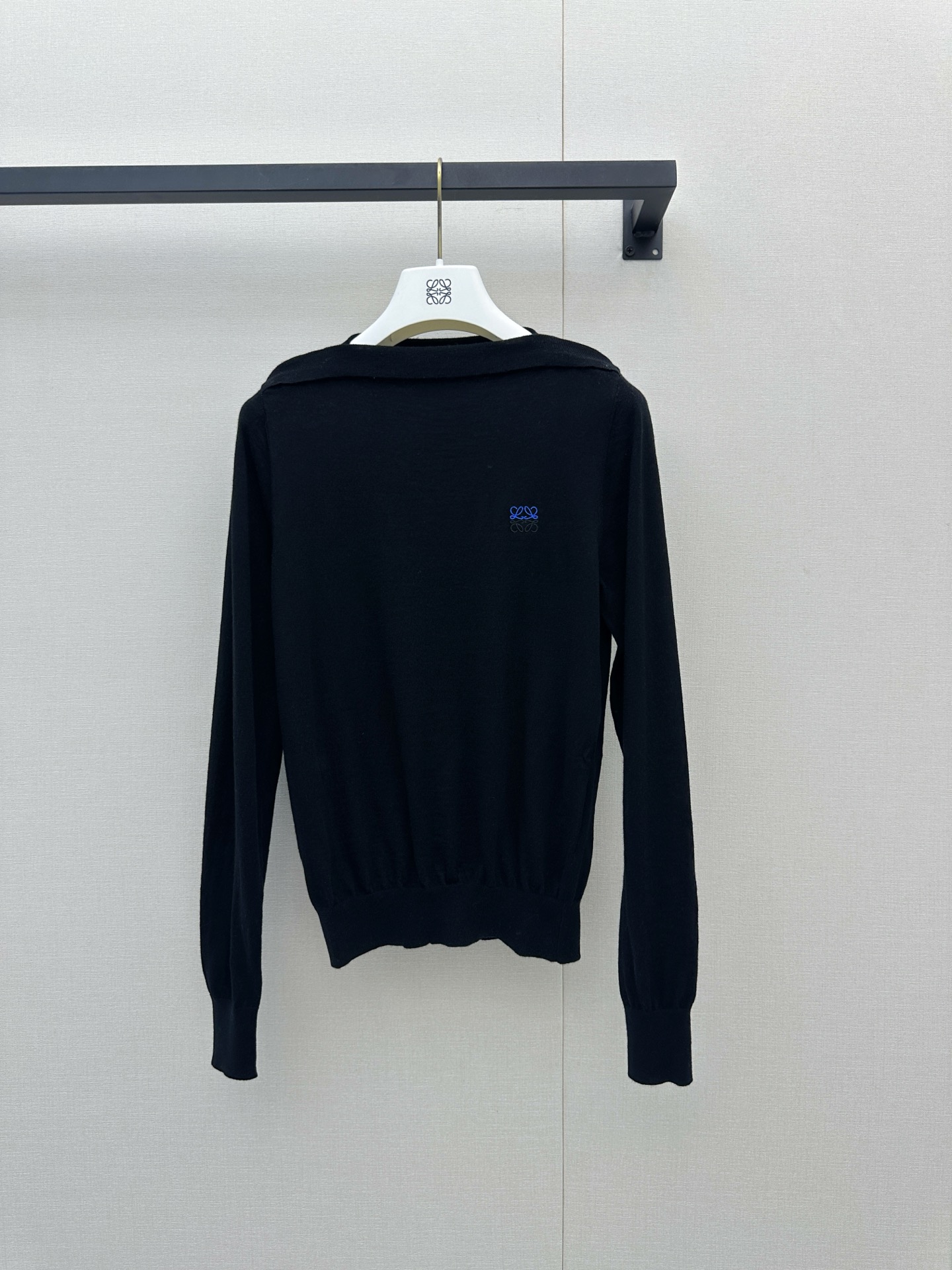 NO:892986,LOEWE's one-shoulder sweater is very carefully designed. There are small hidden buttons on the shoulders [Wow R] 1. Button up = regular round neck base 2. Unbutton one side = casual one shoulder, slightly exposed collarbone atmosphere 3. Fully loose = neat one-shoulder, showing off the line of the shoulder and neck. It is a three-wear suit that is very cost-effective. The low-key blue label Anagram embroidery on the chest is the finishing touch. Soft, waxy and highly elastic black knitted body-hugging slimming  SML,,loewe,sweaters,19860909LOEWE这件一字肩毛衣 狠狠拿捏 肩膀暗藏小暗扣[哇R] 1扣上=常规圆领基础打底 2解开单边=随性单肩,小露锁骨氛围感 3全松开=利落一字肩,尽显肩颈线条 一衣三穿性价比拉满 胸口低调蓝标Anagram刺绣点睛. 软糯高弹黑针织贴身显瘦 SML,,loewe,sweaters,,Women's clothing