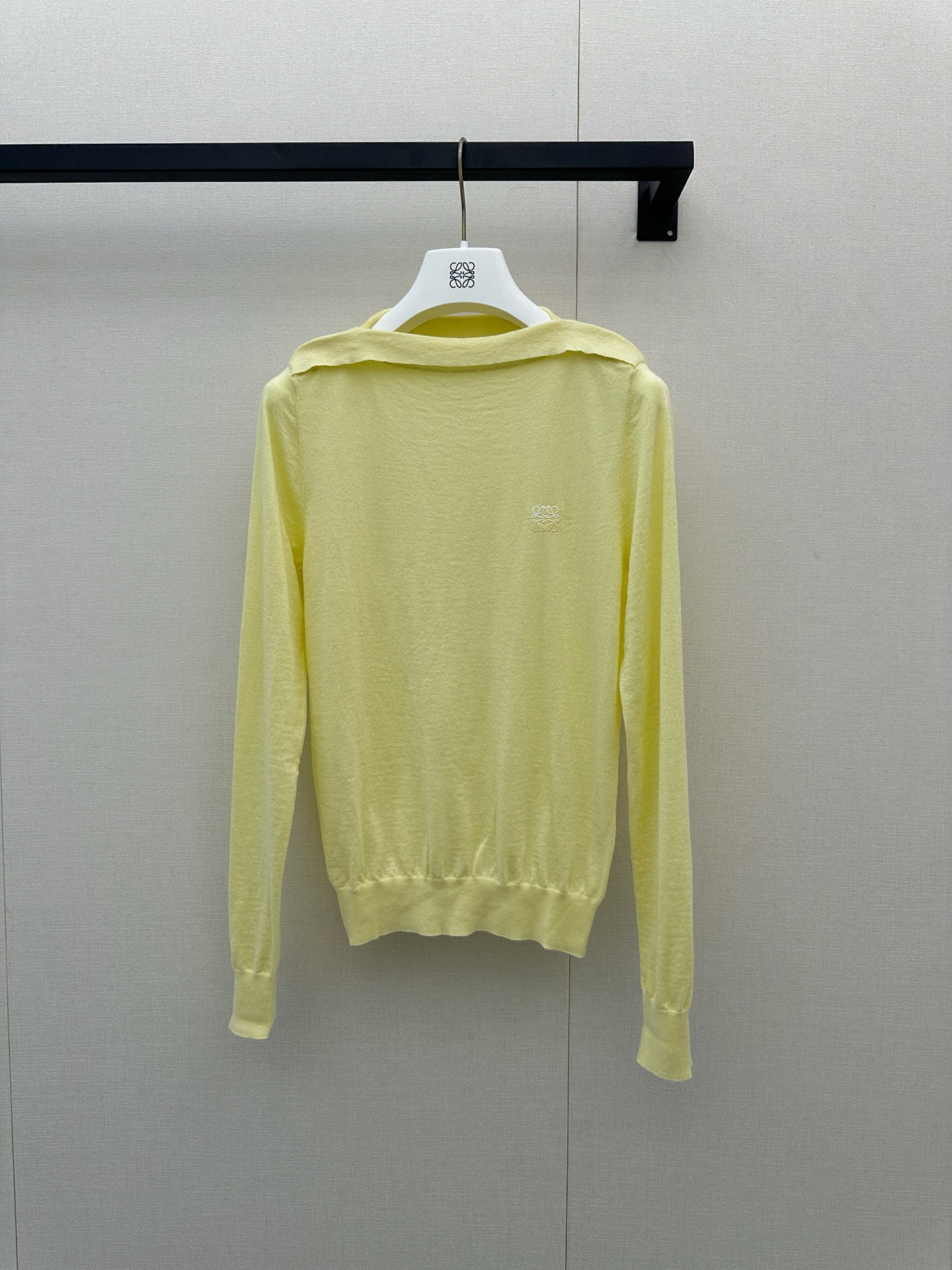 NO:892989,LOEWE's new style | Ultra-thin pure one-shoulder knit. Very gentle butter color. Knitted is very breathable in summer. The collar has a sense of design. It can be buttoned up to make it a shoulder. It is very secure and not slippery~ It is recommended to wear foundation underwear. The shoulder straps are not see-through. SML,,loewe,19860909LOEWE新款 | 超薄纯欲一字肩针织 很温柔的黄油色 夏天穿针织透气性很好哦 领子是有设计感的 可以扣上做正肩穿 解开扣子做一字肩 很稳妥 不会滑～ 建议穿粉底液内衣 不透肩带哦 SML,,loewe,,Women's clothing