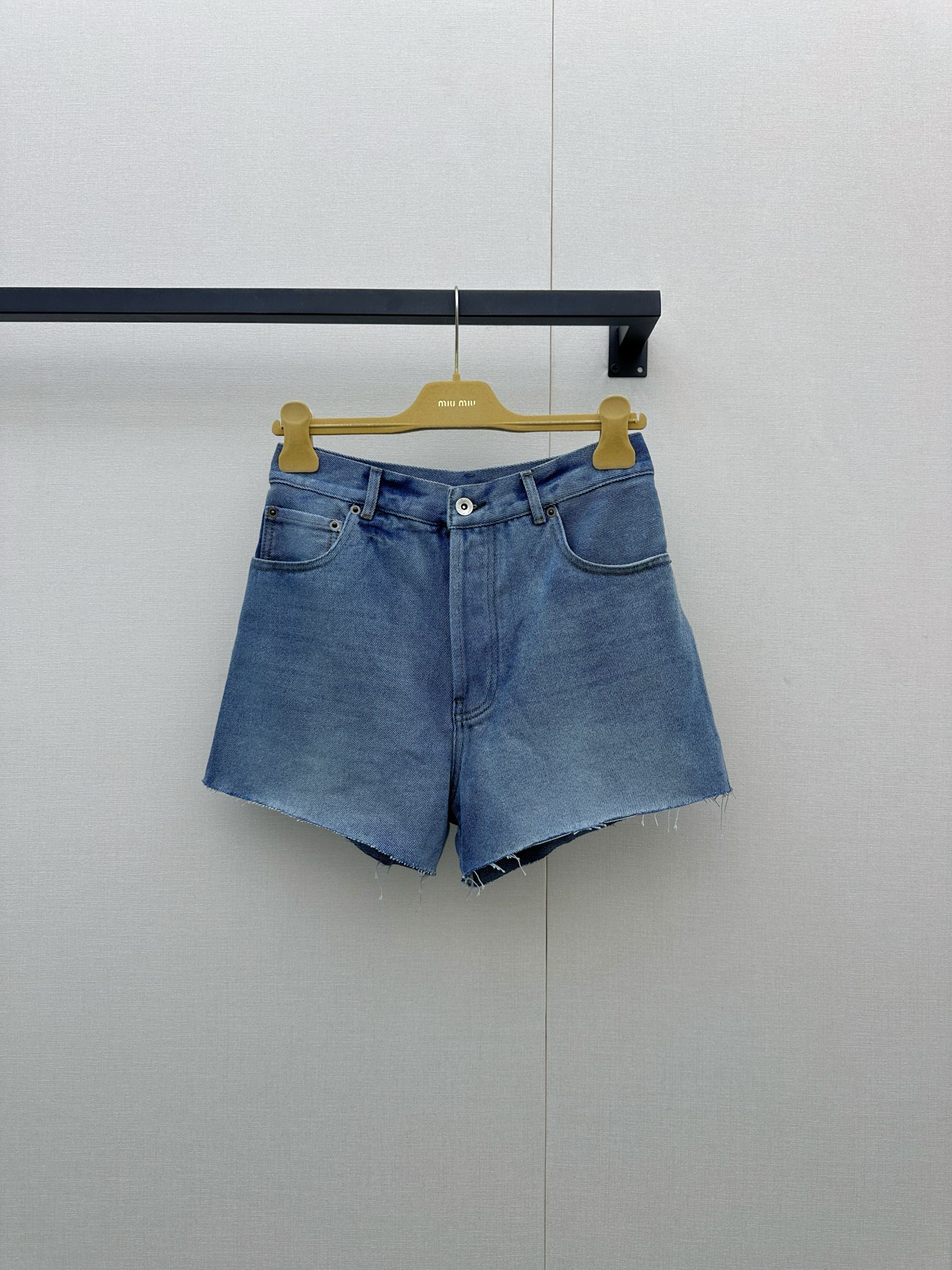 NO:893759,Miumiu 26new embroidered lettered denim shorts are versatile and versatile!  The waist-cinched A-line version makes the upper body taller and slimmer!  The upper body feels relaxed and full ~ the logo embroidery on the back pocket highlights the brand personality. The super popular denim elements can create a layered fashion style when paired with a jacket!  1:1 Awesome version, the latest spring and summer items, look for the exclusive high version, SML real shots of large products,,miumiu,shorts,jackets & coats,19860909Miumiu 26new 刺绣字母牛仔短裤万能百搭款！收腰A字版型上身显高显瘦！上身松弛感拉满～后袋徽标刺绣彰显品牌个性 超火爆的牛仔元素,搭配外套都能打造出层次感十足的时尚风格！1:1超赞版型,春夏最新单品 认准独家高版本 SML大货实拍,,miumiu,shorts,jackets & coats,,Women's clothing