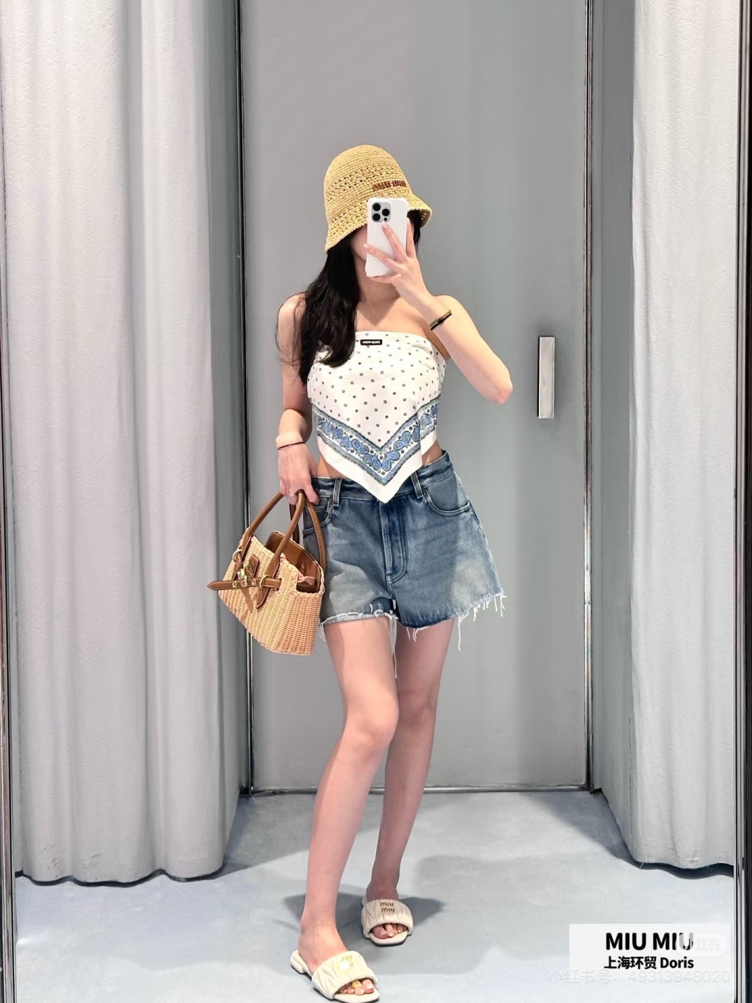 NO:893761,Miumiu 26new embroidered lettered denim shorts are versatile and versatile!  The waist-cinched A-line version makes the upper body taller and slimmer!  The upper body feels relaxed and full ~ the logo embroidery on the back pocket highlights the brand personality. The super popular denim elements can create a layered fashion style when paired with a jacket!  1:1 awesome version, the latest spring and summer items, look out for the exclusive high version SML,,miumiu,shorts,jackets & coats,19860909Miumiu 26new 刺绣字母牛仔短裤万能百搭款！收腰A字版型上身显高显瘦！上身松弛感拉满～后袋徽标刺绣彰显品牌个性 超火爆的牛仔元素,搭配外套都能打造出层次感十足的时尚风格！1:1超赞版型,春夏最新单品 认准独家高版本 SML,,miumiu,shorts,jackets & coats,,Women's clothing