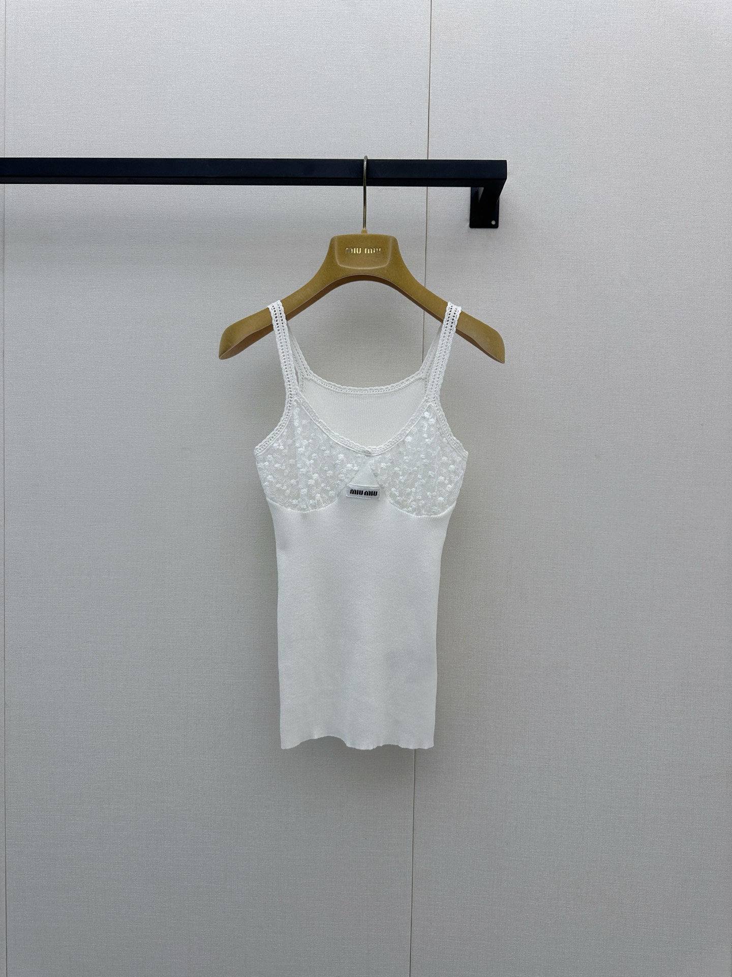 NO:893764,Miu Miu *26new lace splicing knitted camisole unlocks the cool and elegant temperament ~ V-neck design elongates the neck line, full of transparency and pure lust!  The lace design on the chest is a perfect fusion of girlish playfulness and sexiness. The upper body is exquisite but not tacky. The sense of detail really hit me~ Exclusively customized imported YB cotton material, classic letter brand embroidered logo design on the chest, the upper body is younger and whiter, and can be matched casually to perfectly present miu's unique girly atmosphere~ It can be easily controlled for daily commuting, dating, and shopping, fashionable and practical!  1:1 Awesome version, the latest spring and summer items, look for the exclusive high version SML real shots of large products,,miumiu,19860909Miu Miu *26new 蕾丝拼接针织吊带背心 解锁清冷优雅气质～V领设计拉长脖子线条,清透感拉满,纯欲感直接拉满！胸前的蕾丝设计,少女的俏皮感与性感完美融合,上身精致又不俗气,细节感狠狠戳中我～独家定制进口yb棉材质,胸前经典字母品牌刺绣徽标设计,上身减龄又显白,随意搭配都能将miu独有的少女气息完美呈现～日常通勤、约会、逛街都能轻松驾驭,时髦又实用！1:1超赞版型,春夏最新单品,认准独家高版本 SML大货实拍,,miumiu,,Women's clothing