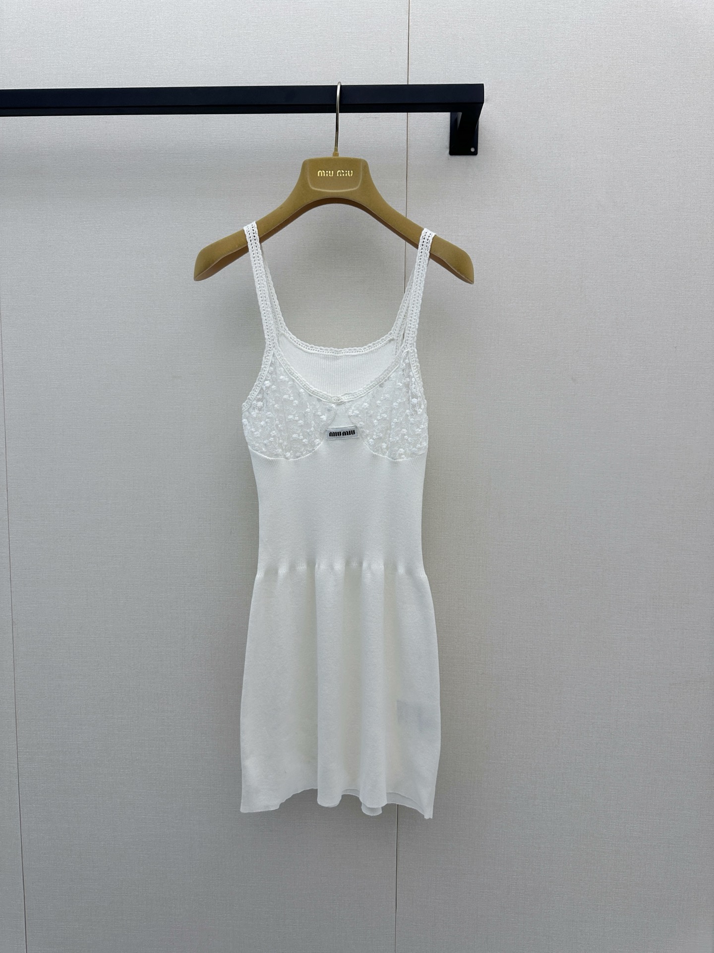 NO:893770,*26new Pure white knitted skirt unlocks the cool and elegant temperament. The Miu universal bottoming baby blue V-neck suspender is used as an inner wear. The V-neck design elongates the neck line, makes it clear and full, gentle and elegant. It is paired with a white suspender dress to directly make you feel pure lust!  The lace design on the chest not only hides the playfulness of a girl, but also reveals a mature femininity. It is exquisite but not tacky. The sense of detail really hit me ~ The whole set of looks is cleverly layered, and the layering is instantly full, and the style is so strong that it is out of the circle. Whether it is a date, shopping or daily commuting, this set can be easily controlled. Put it on, it instantly becomes the focus of the white moonlight in the crowd, and the atmosphere is directly filled. Everyone will praise it!  The upper material is soft and breathable, making it super comfortable to wear in summer!  Retro and versatile, it’s easy to switch styles. Exclusively customized imported yb cotton material, classic letter brand embroidery logo design on the chest, the upper body is younger and whiter, and can be matched with any combination to perfectly present the unique girly flavor of miu~ It can be easily controlled for daily commuting, dating, and shopping, fashionable and practical!  1:1 awesome version, the latest spring and summer items, look out for the exclusive high version SML real shots of large products, miumiu, skirts,19860909*26new 纯白针织裙 解锁清冷优雅气质 Miu 万能打底婴儿蓝V领吊带作内搭,V领设计拉长脖子线条,清透感拉满,温柔又显气质.是 外搭白色吊带连衣裙,纯欲感直接拉满！胸前的蕾丝设计,既藏着少女的俏皮,又透着轻熟女人味,精致又不俗气,细节感狠狠戳中我～整套造型巧用叠穿,层次感瞬间拉满,造型感强到出圈.不管是约会、逛街还是日常通勤,这套都能轻松驾驭.穿上它,秒变人群中的白月光焦点,氛围感直接拉满,谁见了都夸！ 材质上身柔软透气,夏天穿超舒服！复古又百搭,轻松切换风格独家定制进口yb棉材质,胸前经典字母品牌刺绣徽标设计,上身减龄又显白,随意搭配都能将miu独有的少女气息完美呈现～日常通勤、约会、逛街都能轻松驾驭,时髦又实用！1:1超赞版型,春夏最新单品,认准独家高版本 SML 大货实拍,,miumiu,skirts,,Women's clothing