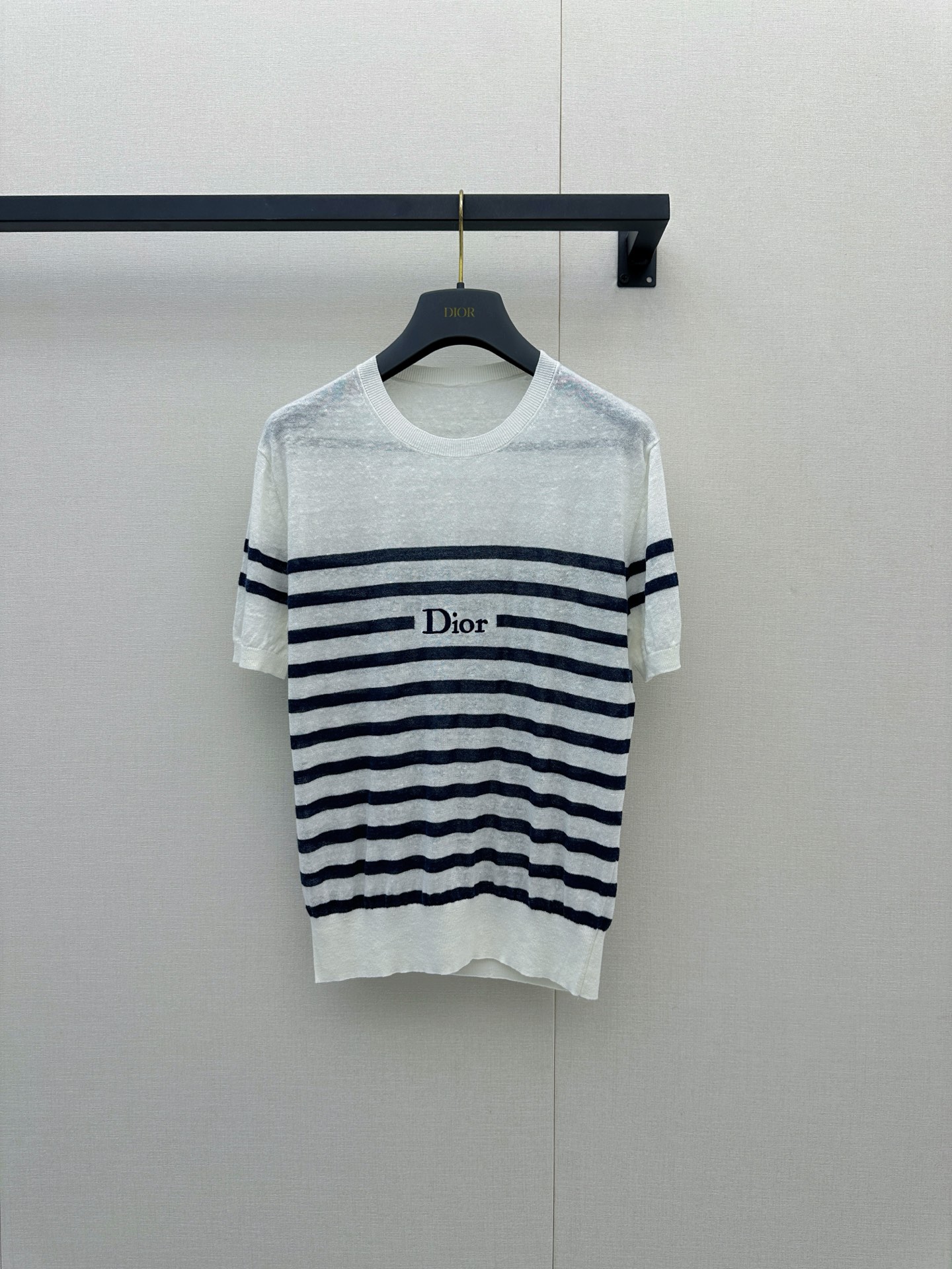 NO:893776,Dior 26 new spring and summer work | Classic nautical style striped knitted short-sleeved Dior 26  The spring and summer series launches this casual and sophisticated striped knitted short-sleeve, which interweaves the brand's iconic navy blue and pure white to create a timeless nautical style. The classic round neck design is simple and elegant, and the eye-catching black 'Dior' letter logo is embellished on the chest, which instantly enhances the overall recognition and highlights the low-key and luxurious brand style. The fine horizontal stripes extend the vision, and the thin and light knitted fabric is not only breathable and comfortable  It is comfortable and has a hint of lazy and casual French romance. The neat short-sleeved cut is perfect for spring and summer. Whether it is worn alone with high-waisted jeans for a casual street style, or layered with a suit jacket for a layered commuting look, it can be easily controlled and becomes a versatile and fashionable regular item in your wardrobe. Size SML is in stock, dior, jeans, jackets  & coats,T-shirt,business suit,19860909Dior 26 春夏新作 | 经典航海风条纹针织短袖Dior 26 春夏系列推出这款兼具休闲与精致感的条纹针织短袖,以品牌标志性的海军蓝与纯白交织出隽永的航海风情.经典的圆领设计简约大方,胸前点缀着醒目的黑色“Dior”字母标识,瞬间提升整体辨识度,彰显低调奢华的品牌格调.细密的横向条纹延展视觉,搭配微透轻盈的薄款针织面料,不仅透气舒适,更在若隐若现间透出一丝慵懒随性的法式浪漫.利落的短袖剪裁完美适配春夏季节,无论是单穿搭配高腰牛仔裤演绎率性街头风,还是作为内搭叠穿西装外套展现层次感通勤造型,都能轻松驾驭,成为你衣橱里百搭又时髦的定番单品.尺码SML大货实拍,,dior,jeans,jackets & coats,T-shirt,business suit,,Women's clothing