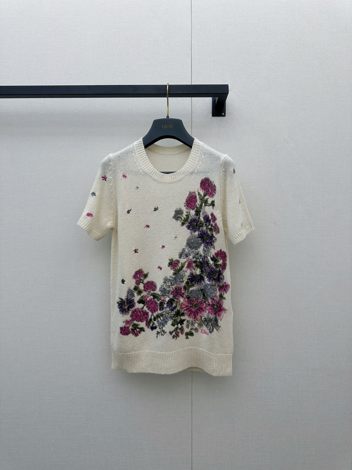NO:893782,*26new's heavy-duty flower embroidered short-sleeved sweater is based on a gentle and healing cream tone, quietly weaving French romantic poetry into daily life!  The three-dimensional heavy embroidery flower clusters on the body of the garment, the layers of petals and the delicate stitching show the craftsmanship!  Exclusively customized imported yb cashmere material, the shoulder and slightly wide version of the upper body modifies the proportion of the body line, the upper body of the heavy-duty craftsmanship has the feeling of a rich family, the light knitted fabric fits the skin, bringing comfortable and breathable wear!  Simple matching of various items allows you to freely walk between femininity and high-end sense ~ 1:1 awesome version, the latest spring and summer items, look for the exclusive high version SML real shots of large quantities, T-shirt,19860909*26new重工花朵刺绣短袖针织衫以温柔治愈的奶油色调为底,将法式的浪漫诗意悄然织入日常！衣身立体重工刺绣花簇,花瓣的层次与针脚的细腻尽显匠心工艺！独家定制进口yb山羊绒材质,正肩微阔版型上身修饰身线比例,重工工艺上身自带富家千金感,轻盈的针织面料贴合肌肤,带来舒适透气的穿着！简单搭配各类单品都能让你在柔美与高级感之间自由游走～1:1超赞版型,春夏最新单品 认准独家高版本 SML大货实拍,,T-shirt,,Women's clothing