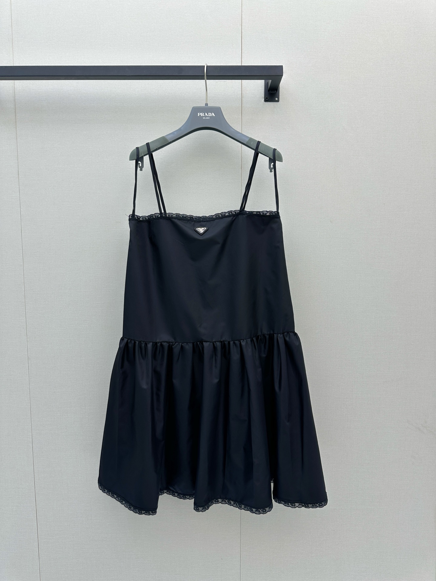 NO:911902,*26new triangle logo lace nylon suspender skirt is made of lightweight nylon + lace, perfect for sweet and cool style!  The triangular logo on the chest is very recognizable. It is made of exclusively imported yb nylon material. The loose version is very slim and versatile. It can be worn alone or layered. It can be easily used for daily outings and parties, and the rate of return is very high!  1:1 Awesome version, the latest spring and summer items, look out for the exclusive high version, SML real shots of large products,,skirts,19860909*26new三角徽标蕾丝花边尼龙吊带裙轻盈尼龙材质+蕾丝花边,甜酷风格满分！胸前三角标超有辨识度独家定制进口yb尼龙材质,减龄十足的宽松版型显瘦又百搭,单穿或叠穿都很出彩,日常出街、聚会都能轻松驾驭,回头率超高！1:1超赞版型,春夏最新单品 认准独家高版本 SML大货实拍,,skirts,,Women's clothing