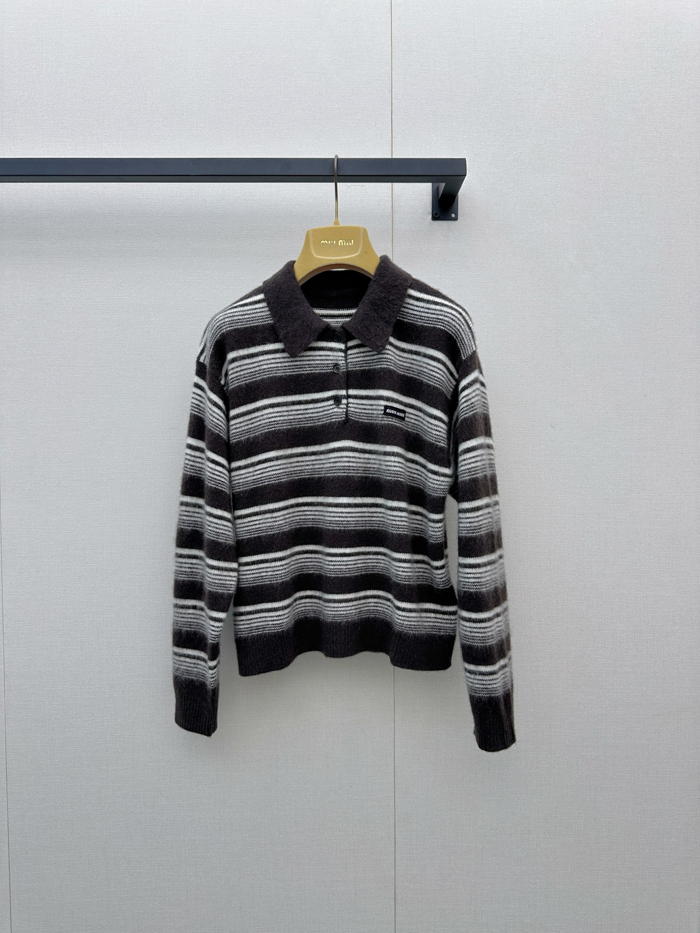 NO:904921,The Miu Miu dark brown striped polo mohair sweater is soft and fluffy and comes with a retro filter. The half-open lapel gently reduces age, and the loose and short version can easily raise the waistline. The whole set of colors is gentle and durable, suitable for daily outings and store visits. The upper body of the soft waxy sweater is comfortable and unrestricted. The retro stripes are paired with a caramel pleated skirt. The balance of sweetness and coolness is just right. Any photo taken will be a blockbuster with a sense of atmosphere. Retro girls close their eyes and rush!  Actual shots of SML’s large products,,miumiu,skirts,sweaters,19860909Miu Miu深棕条纹polo马海毛毛衣,软糯蓬松自带复古滤镜,半开翻领温柔减龄,宽松短款版型轻松拉高腰线.整套配色温柔耐看,日常出街、探店约会都适配,软糯毛衣上身舒适无束缚,复古条纹搭配焦糖百褶裙,甜酷平衡恰到好处,随手拍都是氛围感大片,复古少女闭眼冲！SML大货实拍,,miumiu,skirts,sweaters,,Women's clothing