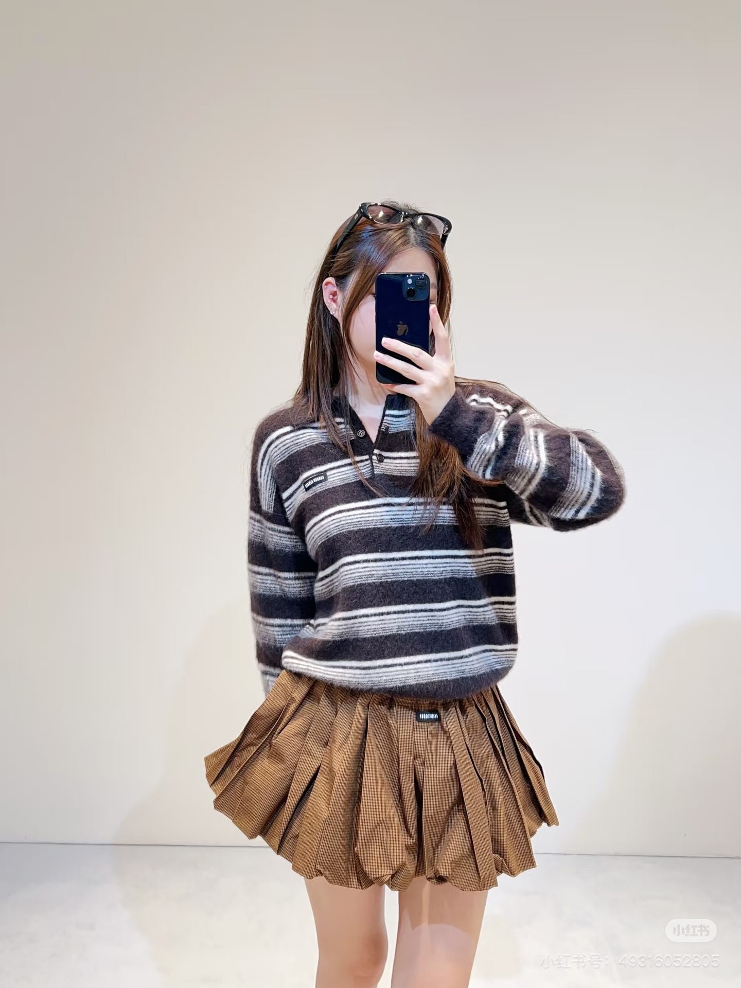 NO:904927,The Miu Miu dark brown striped polo mohair sweater is soft and fluffy and comes with a retro filter. The half-open lapel gently reduces age, and the loose and short version can easily raise the waistline. The whole set of colors is gentle and durable, suitable for daily outings and store visits. The upper body of the soft waxy sweater is comfortable and unrestricted. The retro stripes are paired with a caramel pleated skirt. The balance of sweetness and coolness is just right. Any photo taken will be a blockbuster with a sense of atmosphere. Retro girls close their eyes and rush!  SML,,miumiu,skirts,sweaters,19860909Miu Miu深棕条纹polo马海毛毛衣,软糯蓬松自带复古滤镜,半开翻领温柔减龄,宽松短款版型轻松拉高腰线.整套配色温柔耐看,日常出街、探店约会都适配,软糯毛衣上身舒适无束缚,复古条纹搭配焦糖百褶裙,甜酷平衡恰到好处,随手拍都是氛围感大片,复古少女闭眼冲！SML,,miumiu,skirts,sweaters,,Women's clothing