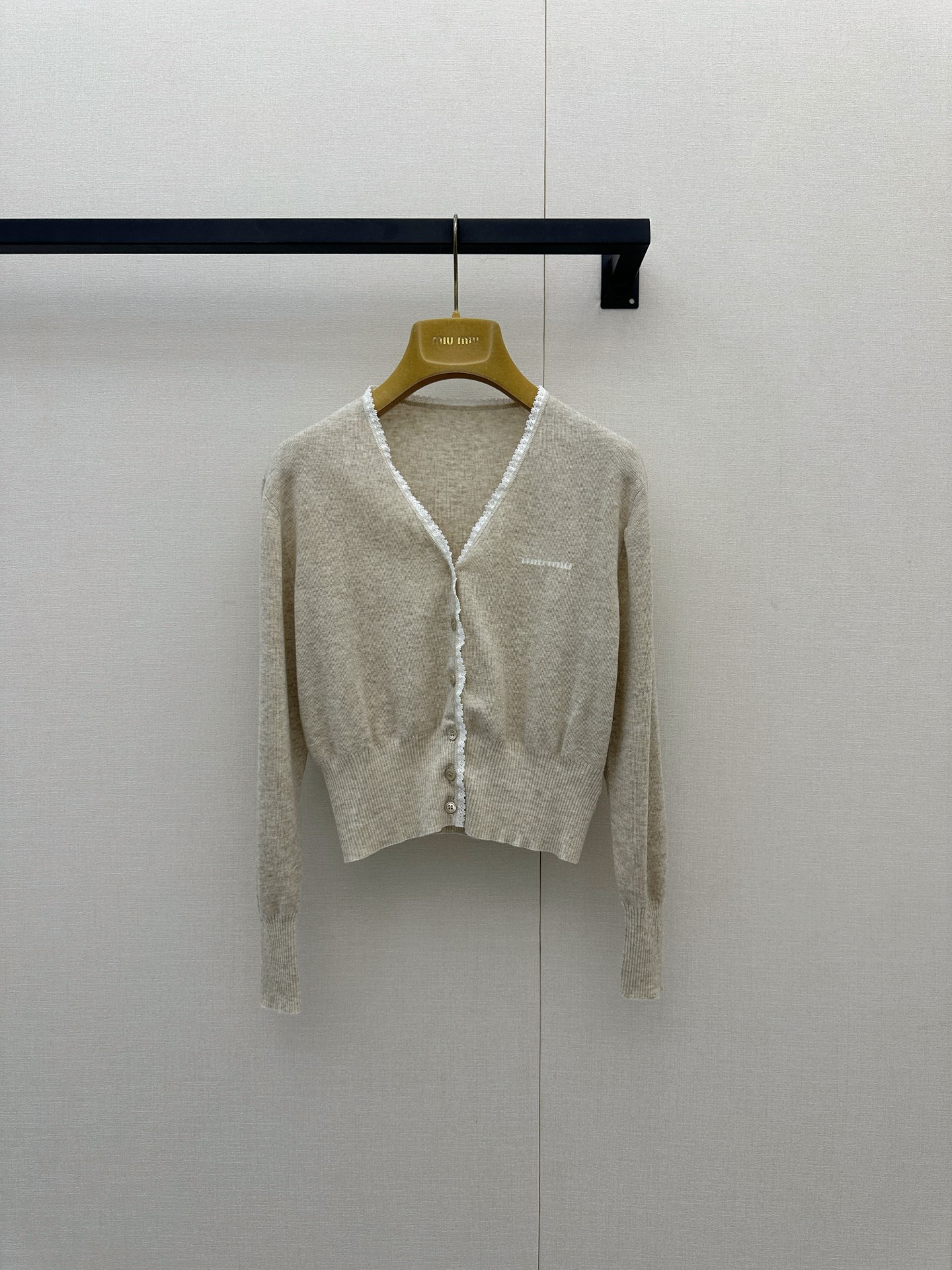 NO:904909,MiuMiu2026 new V-neck knitted cardigan, cashmere, soft and delicate, warm and comfortable. Short design + white piping, simple and elegant, the brand embroidery on the chest is super recognizable. It can be easily paired with high-waisted pants or skirts for daily commuting and leisure, and you can easily get a gentle and intellectual style. Real photos of large goods,, miumiu, skirts,19860909MiuMiu2026新款V领针织开衫,羊绒,柔软细腻,保暖又舒适.短款设计+白色滚边,简约优雅,胸前品牌刺绣超有辨识度.日常通勤、休闲都能轻松搭配高腰裤或裙装,轻松get温柔知性风.大货实拍,,miumiu,skirts,,Women's clothing