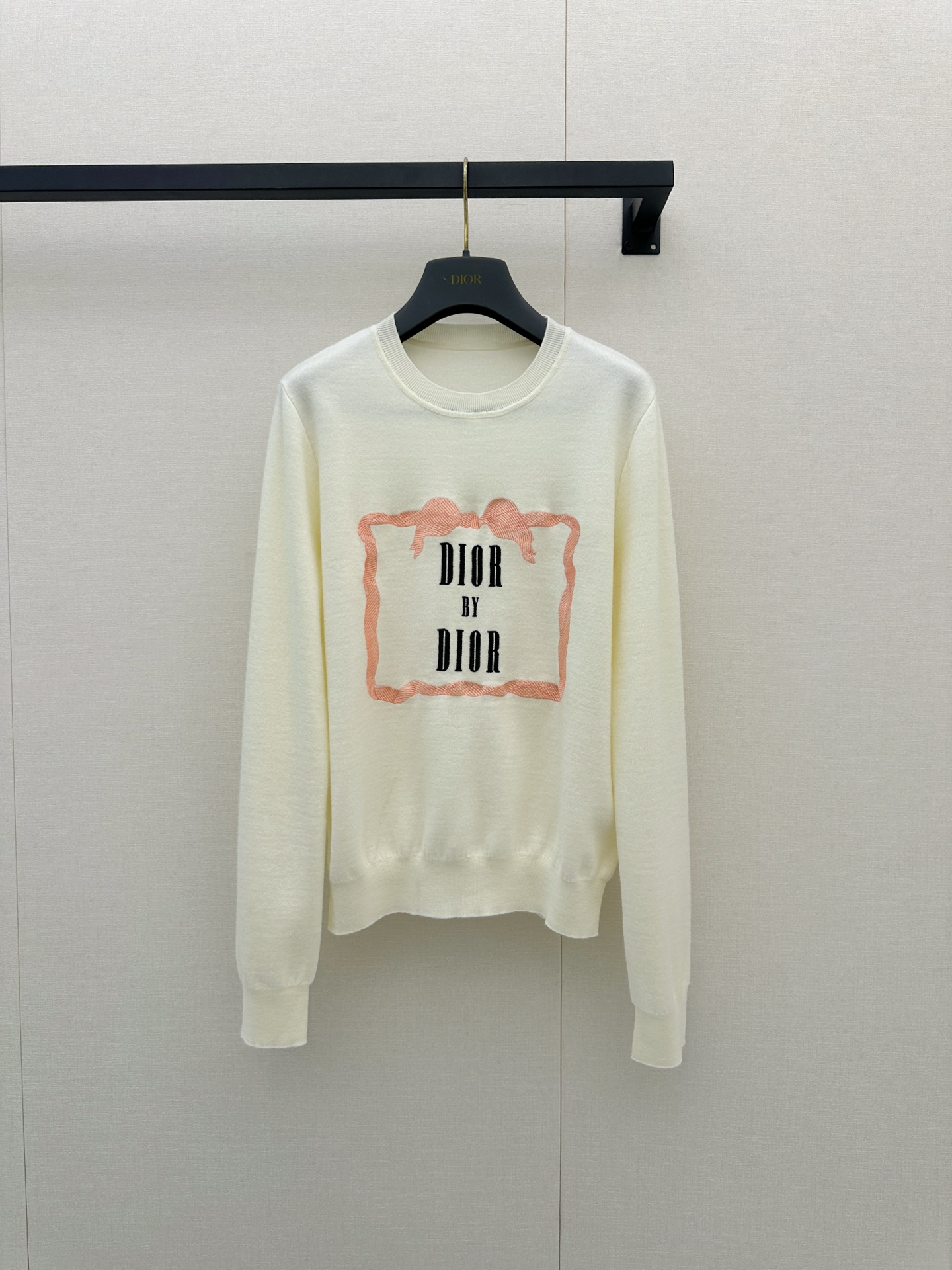 NO:907294,Dior 26new contrasting color embroidered round neck cashmere sweater with custom imported 60-needle woven craftsmanship, low saturation light nude pink embroidery edge with black embroidered letter design, the upper body is full of French retro feel, exclusively customized imported yb mulberry silk cashmere blend material, three-dimensional tailoring and loose shoulder style, comfortable and casual, can be easily used in daily or light luxury occasions!  The embroidery details are exquisite and the craftsmanship is full. It is a highlight item for spring and summer wear ~ 1:1 awesome version, the latest item for early autumn. Look for the exclusive high version. In stock. SML large goods, real shots, dior, sweaters,19860909Dior 26new撞色刺绣圆领羊绒毛衣定制进口60针机织工艺,低饱和浅裸粉刺绣边款搭配黑色刺绣字母设计,上身法式复古感满满独家定制进口yb桑蚕丝山羊绒混纺材质,立体剪裁宽松落肩版型,舒适又显随性,日常或轻奢场合都能轻松驾驭！刺绣细节精致,工艺感十足,是春夏穿搭亮点单品～1:1超赞版型,早秋最新单品 认准独家高版本 现货 SML大货实拍,,dior,sweaters,,Women's clothing