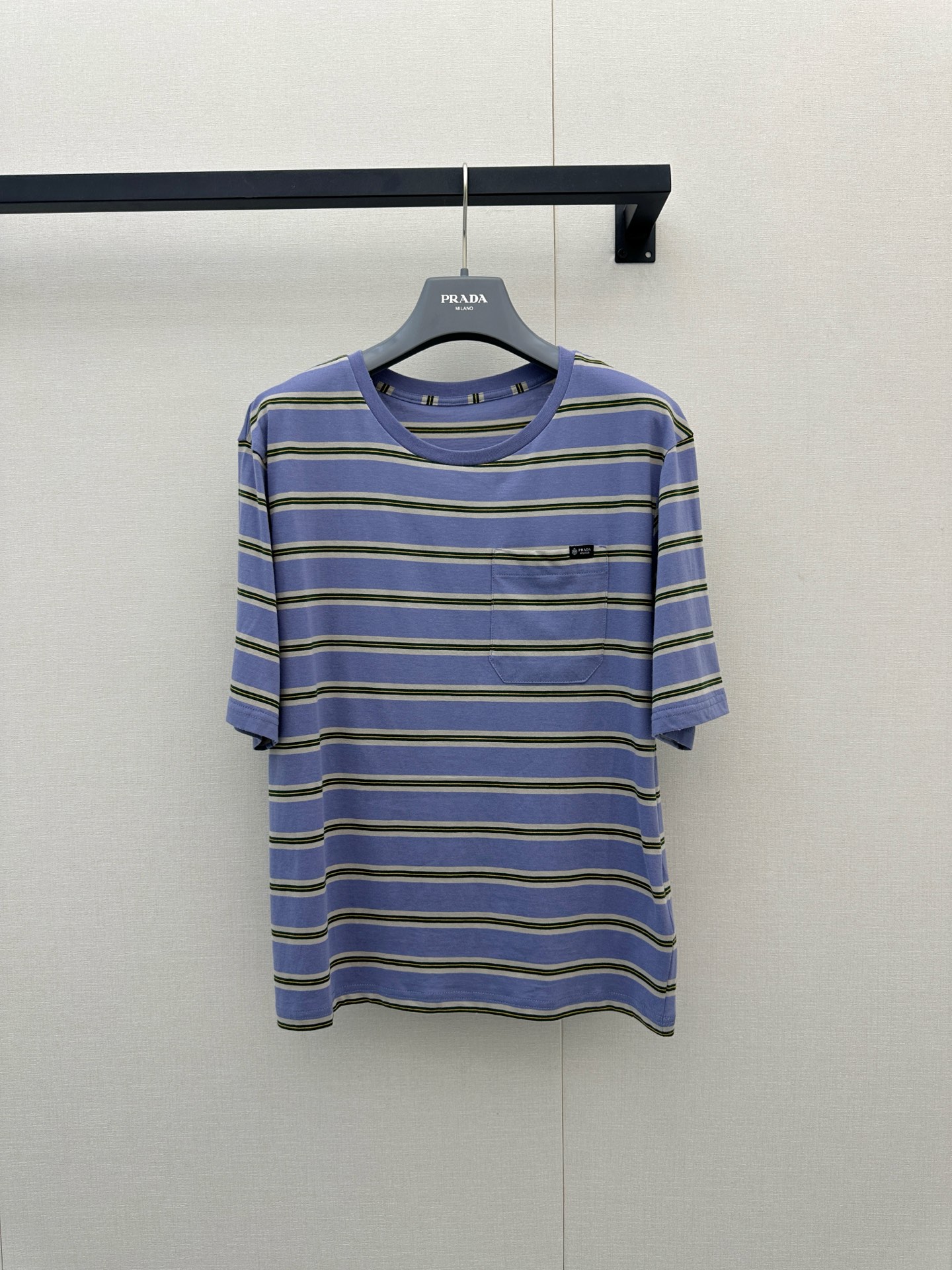 NO:911880,Prad*26new contrasting striped round neck short sleeves, low saturation blue and fine brown and white stripes, with a retro college relaxed atmosphere ~ loose shoulder version, not picky about the body shape, and comes with a lazy filter!  Made of yb cotton, the classic small pocket logo on the chest is low-key and hides the brand texture. The soft round neck is matched with micro-selected washed long-staple cotton, which is breathable, soft and drapey. It is refreshing and age-reducing when worn alone. It is suitable for pairing with cargo shorts and skirts. It has a minimalist retro style and can easily achieve the Italian casual and high-end sense ~ 1:1 awesome version. The latest items for early autumn. Look for the exclusive high version. Ready in stock  SML real shots of large products, prada, skirts, shorts, T-shirt,19860909Prad*26new撞色条纹圆领短袖 低饱和蓝调撞细棕白条纹,自带复古学院松弛氛围～宽松落肩版型,不挑身形自带慵懒滤镜！yb棉材质,胸前经典小口袋标识低调暗藏品牌质感.柔和圆领搭配微精选水洗长绒棉,透气软糯垂感出众,单穿清爽减龄,搭配工装短裤、半裙皆适配,极简复古调性,轻松拿捏意式休闲高级感～1:1超赞版型 早秋最新单品 认准独家高版本 现货 SML大货实拍,,prada,skirts,shorts,T-shirt,,Women's clothing