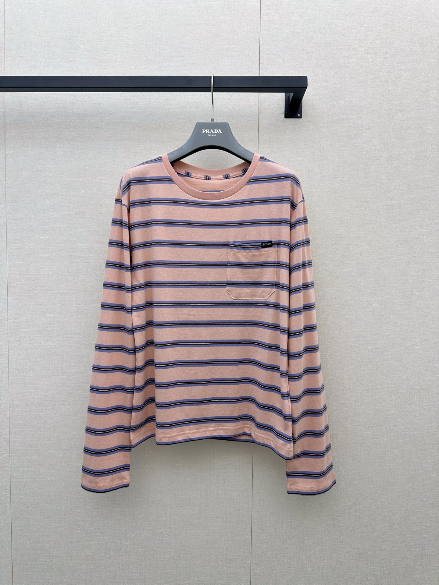 NO:911870,pra** long-sleeved T with soft foundation and contrasting pinstripes. The soft color scheme brings a relaxed girlish feel. The round neck style is simple and durable. The chest patch pocket is embellished with a small brand logo, which is low-key and hides exquisite details. Soft skin-friendly breathable fabric, short hem optimizes body proportions, and dropped shoulders and long sleeves are lazy and casual. Wear alone to reduce age. Suitable for pairing with jeans and skirts. Light retro casual style, easy to wear every day for a simple and light luxury texture. In stock 36/38/40  Actual shots of large products, prada, skirts, jeans,19860909pra**长袖T 温柔粉底撞色细条纹,柔和配色自带松弛少女感,圆领版型简约耐看.胸前贴袋缀小巧品牌标,低调暗藏精致细节.柔软亲肤透气面料,短款下摆优化身材比例,落肩长袖慵懒随性.单穿清爽减龄,搭配牛仔裤、半裙皆适配,轻复古休闲格调,日常轻松穿出简约轻奢质感.现货36/38/40 大货实拍,,prada,skirts,jeans,,Women's clothing