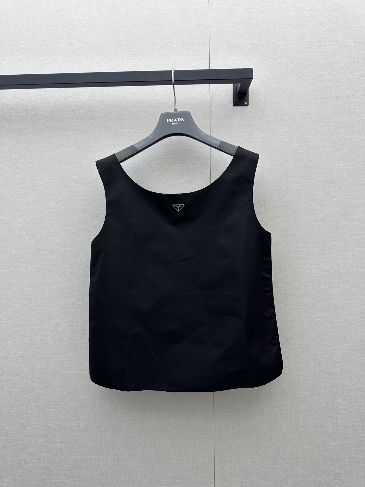 NO:911861,Prad*26new triangle logo regenerated nylon vest uses the brand's iconic environmentally friendly regenerated nylon material to reshape the classic sports aesthetics, perfectly integrating technological functions with daily practical wear!  The dark color has a cool and high-end feel. The light and windproof regenerated nylon fabric is not only smooth to the touch, breathable and comfortable, but also demonstrates the brand's deep practice of sustainable fashion ~ Exclusively customized imported yb nylon material, the top is a simple and elegant U-shaped collar vest design, and the bottom is matched with a drawstring skirt of the same color. The side hanging ribbon design cleverly breaks the monotony and adds a smart layer.  The chest and skirt are embellished with the classic triangle logo, releasing a highly recognizable brand aura in a low-key manner. Whether you wear it with boots to create a sweet and cool girl style like Yang Mi, or wear it with sneakers to create a casual and lazy Athflow style, this set of recycled nylon suits allows you to easily have a fashionable attitude, showing pioneering taste and environmental protection concepts while being comfortable and comfortable  1:1 Awesome version, the latest spring and summer items, look for exclusive high-end versions, ready-made SML products, real shots, prada, boots, sneakers, skirts,19860909Prad*26new三角徽标再生尼龙背心 以品牌标志性的环保再生尼龙材质重塑经典运动美学,将科技机能与日常实穿完美融合！深色调自带冷峻高级感,轻薄防风的再生尼龙面料不仅触感顺滑、透气舒适,更彰显了品牌对可持续时尚的深度践行～独家定制进口yb尼龙材质,上衣为简约大方的U型领背心设计,下装搭配同色系抽绳半裙,侧边垂坠的飘带设计巧妙打破单调,增添灵动层次感；胸前与裙身点缀经典的三角徽标,于低调中释放极具辨识度的品牌气场.无论是像杨幂一样搭配长靴演绎甜酷辣妹风,还是搭配运动鞋打造随性慵懒的Athflow风,这套再生尼龙套装都能让你轻松拿捏时髦态度,在舒适自在中尽显先锋品味与环保理念 1:1超赞版型,春夏最新单品 认准独家高版本 现货 SML大货实拍,,prada,boots,sneakers,skirts,,Women's clothing