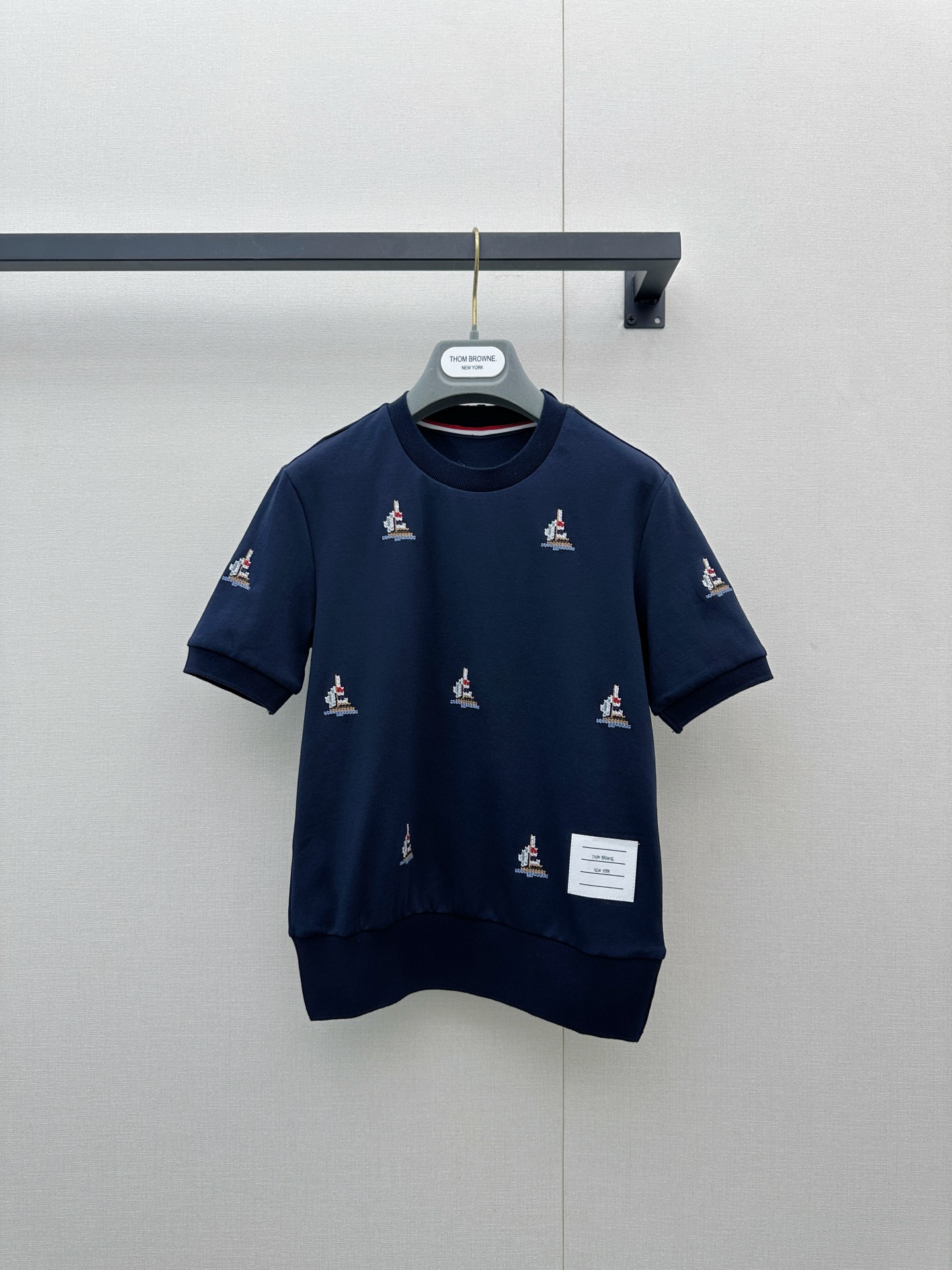 NO:907283,* TB cotton MILANO sailing rib T-shirt with sailing embroidery, retro and fashionable!  Retro and high-end, the American college style is perfect!  Fits the body curve, looks slim and neat!  The short-sleeved design is refreshing and not stuffy to wear in spring and summer. It can also be worn as an inner wear in air-conditioned rooms. It is practical and versatile!  It has moderate elasticity, neither tight nor loose, allowing you to move freely, no matter how much you eat, you won’t be afraid!  Actual shots of large quantities of SML products, T-shirt, tees, t-shirt,19860909* TB棉质MILANO 帆船罗纹T恤 帆船刺绣,复古又时髦！复古又高级,美式学院风直接拉满！贴合身体曲线,显瘦又利落！短袖设计春夏穿清爽不闷热,空调房还能当内搭,实用又百搭！ 弹性适中不紧绷也不松垮,活动自如,吃再多也不怕！ 码数SML大货实拍,,T-shirt,tees，t-shirt,,Women's clothing