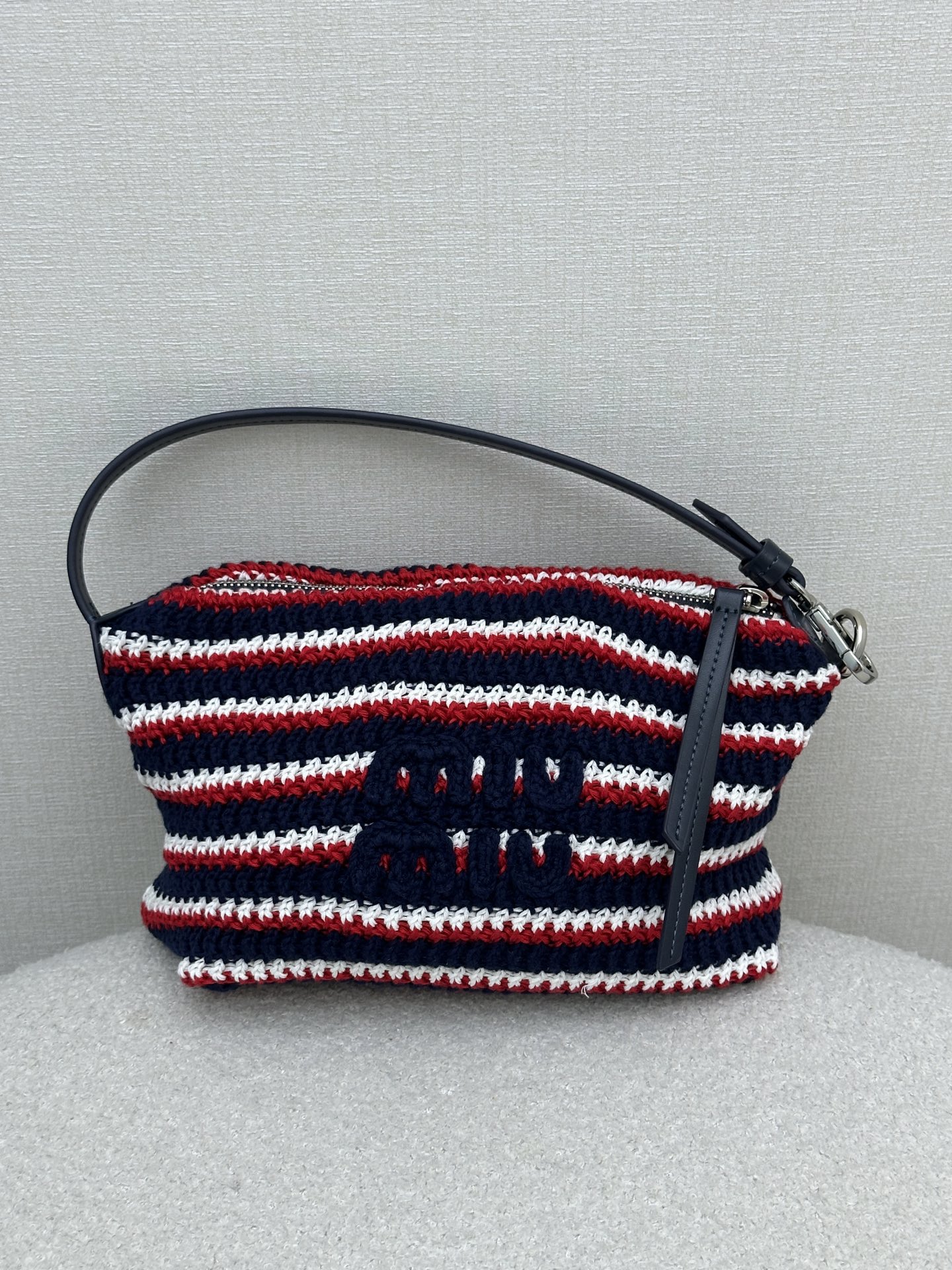 NO:908335,l *26new logo letter pattern wavy stripe armpit bag is decorated with brand logo letters on the front, crochet wavy stripe design with inter-color elements, it is a great one for daily commuting or vacation ~ Exclusively customized imported yb cotton material, brown sheep leather shoulder strap adds texture and small details, can be carried on one shoulder or handheld to unlock more matching inspiration!  The versatile color combination for all seasons is a must-see!  1:1 awesome version, the latest summer item, look out for the exclusive high version, real shots of large products, loro piana, sheepskin,19860909l *26new徽标字母图案波浪条纹腋下包正面做品牌徽标字母装饰,钩针波浪条纹间色元素设计,无论日常通勤还是度假都超不错的一款～独家定制进口yb棉材质,棕色羊皮革肩带增添质感小细节,单肩背或者手提都能解锁更多的搭配灵感！四季百搭的配色闭眼入！1:1超赞版型 夏季最新单品 认准独家高版本 大货实拍,,loro piana,sheepskin,,Women's clothing