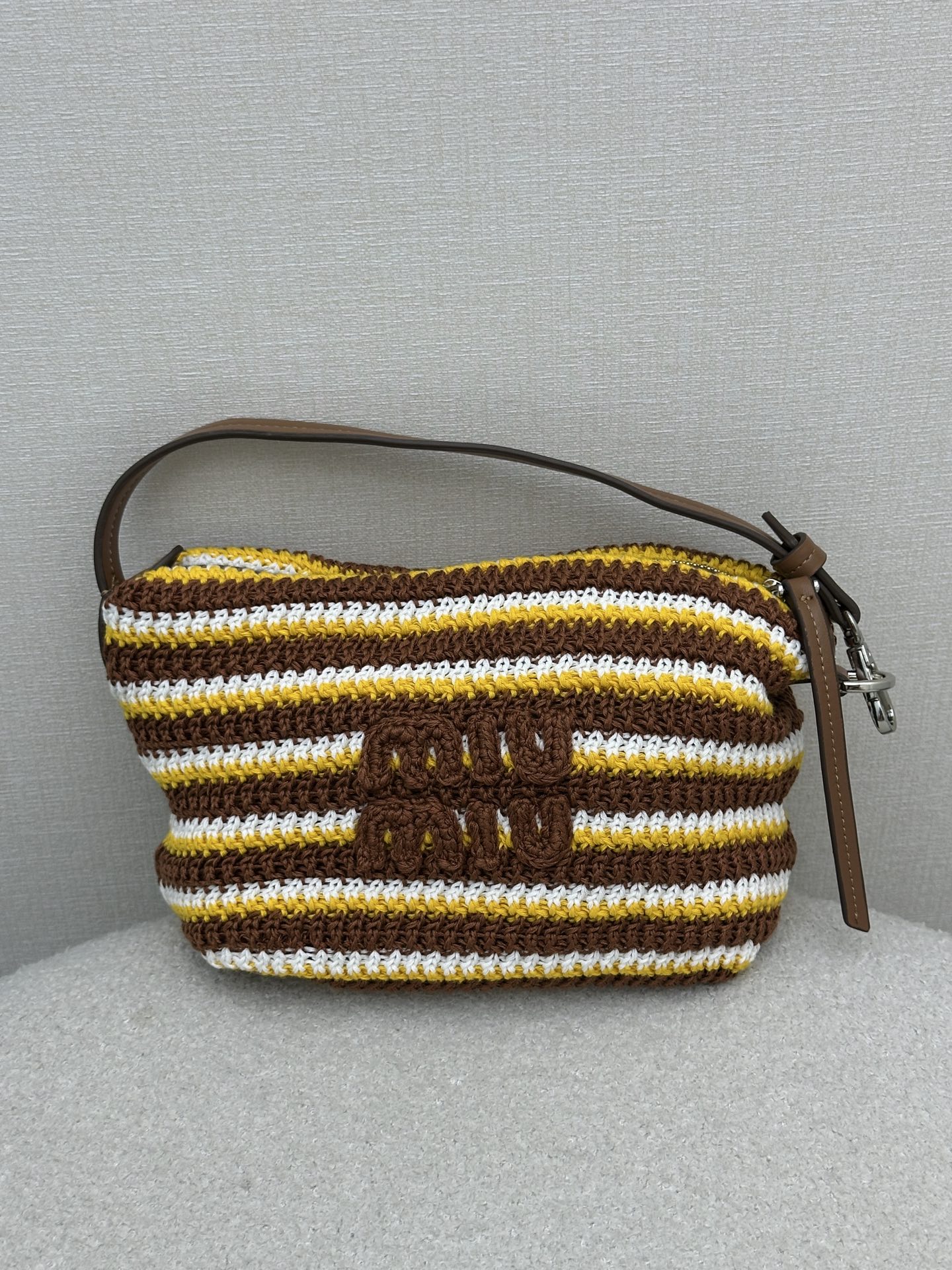 NO:908327,*26new logo letter pattern wavy stripe armpit bag is decorated with brand logo letters on the front, crochet wavy stripe design with inter-color elements, it is a great one for daily commuting or vacation ~ Exclusively customized imported yb cotton material, brown sheep leather shoulder strap adds small texture details, can be carried on one shoulder or handheld to unlock more matching inspiration!  The versatile color combination for all seasons is a must-see!  1:1 Awesome version, the latest summer item, look out for the exclusive high version, real shots of large products,,sheepskin,19860909*26new徽标字母图案波浪条纹腋下包正面做品牌徽标字母装饰,钩针波浪条纹间色元素设计,无论日常通勤还是度假都超不错的一款～独家定制进口yb棉材质,棕色羊皮革肩带增添质感小细节,单肩背或者手提都能解锁更多的搭配灵感！四季百搭的配色闭眼入！1:1超赞版型 夏季最新单品 认准独家高版本 大货实拍,,sheepskin,,Women's clothing