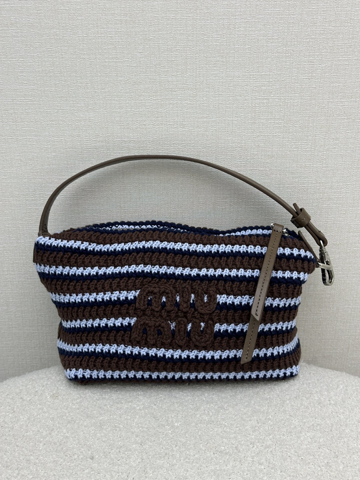 NO:908319,*26new logo letter pattern wavy stripe armpit bag is decorated with brand logo letters on the front, crochet wavy stripe design with inter-color elements, an exclusive custom-made imported yb cotton material that is great for daily commuting or vacation. The brown sheep leather shoulder strap adds small texture details. It can be carried on one shoulder or in a handheld bag to unlock more matching inspiration!  The versatile color combination for all seasons is a must-see!  1:1 Awesome version, the latest summer item, look out for the exclusive high version, real shots of large products,,sheepskin,19860909*26new徽标字母图案波浪条纹腋下包正面做品牌徽标字母装饰,钩针波浪条纹间色元素设计,无论日常通勤还是度假都超不错的一款独家定制进口yb棉材质,棕色羊皮革肩带增添质感小细节,单肩背或者手提都能解锁更多的搭配灵感！四季百搭的配色闭眼入！1:1超赞版型 夏季最新单品 认准独家高版本 大货实拍,,sheepskin,,Women's clothing