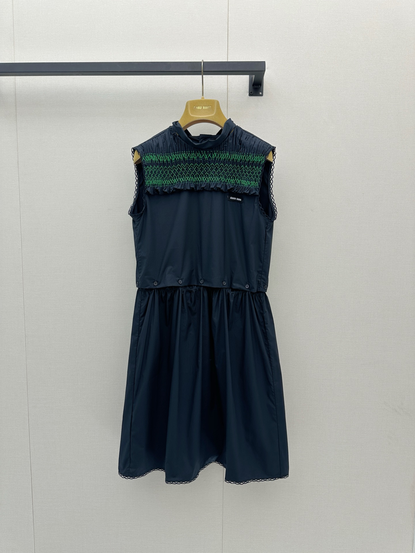 NO:908342,*26newL’ete series lace collar contrast embroidered sleeveless dress is super comfortable to wear in spring and summer!  The hem is made of hollow lace with green embroidery splicing, which is retro and exquisite. It is made of imported yb cotton. The cuffs and hem are hollowed out. The loose-fitting upper body looks playful and cute, and the brand logo on the chest is super recognizable!  It can be easily worn in daily life or on vacation, and it looks great with jeans or skirts ~ 1:1 awesome version, the latest spring and summer items, look for the exclusive high version SML real shots of large products, skirts, jeans,19860909*26newL’ete系列蕾丝花边领撞色刺绣无袖连衣裙春夏穿超舒服！下摆镂空蕾丝花边搭配绿色刺绣拼接,复古又精致独家定制进口yb棉材质,袖口与下摆做镂空装饰,宽松版型上身显得俏皮可爱,胸前品牌标识超有辨识度！日常或度假都能轻松驾驭,搭配牛仔裤或半裙都很出彩哦～1:1超赞版型,春夏最新单品 认准独家高版本 SML大货实拍,,skirts,jeans,,Women's clothing