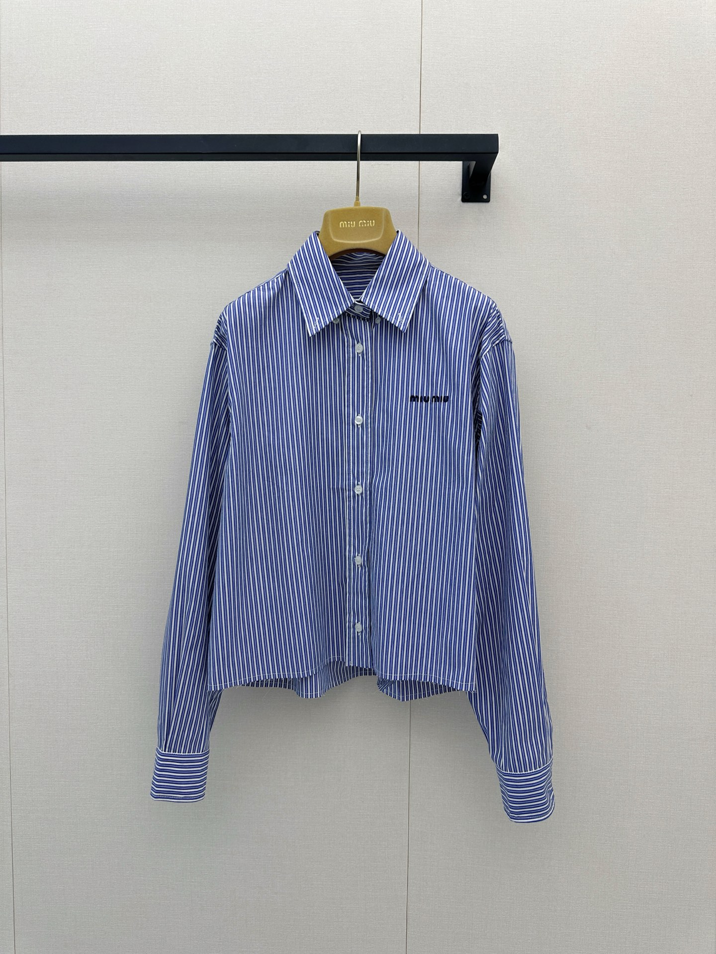 NO:909010,Miumiu26Fw new early autumn style micro-label letter embroidery striped lapel shirt + shorts丨short loose fit minimalist letter embroidery decoration with blue and white stripes color retro and clean fabrics are smooth and smooth on the upper body and very comfortable Wear alone and layered It looks great no matter how you wear it Fashionable and versatile A single product suitable for both a capable and strong woman style or a casual and casual style The upper body shows great temperament The workmanship quality is very good  Actual photos of large-scale SML products,,miumiu,shorts,shirts,19860909Miumiu26Fw早秋新款 微标字母刺绣条纹翻领衬衫+短裤丨短款宽松版型 极简的字母刺绣装饰 搭配蓝白条纹的配色 复古又干净 面料垂顺丝滑上身巨舒适 单穿叠搭 怎么穿都很好看 时尚又百搭 干练女强人风还是休闲随性的风格都适配的一款单品 上身巨显气质 做工品质都很赞 尺码SML大货实拍,,miumiu,shorts,shirts,,Women's clothing