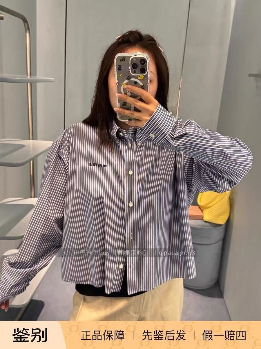 NO:909016,Miumiu26Fw new early autumn style micro-label letter embroidery striped lapel shirt + shorts丨short loose fit minimalist letter embroidery decoration with blue and white stripes color retro and clean fabrics are smooth and smooth on the upper body and very comfortable Wear alone and layered It looks great no matter how you wear it Fashionable and versatile A single product suitable for both a capable and strong woman style or a casual and casual style The upper body shows great temperament The workmanship quality is very good  Size SML,,miumiu,shorts,shirts,19860909Miumiu26Fw早秋新款 微标字母刺绣条纹翻领衬衫+短裤丨短款宽松版型 极简的字母刺绣装饰 搭配蓝白条纹的配色 复古又干净 面料垂顺丝滑上身巨舒适 单穿叠搭 怎么穿都很好看 时尚又百搭 干练女强人风还是休闲随性的风格都适配的一款单品 上身巨显气质 做工品质都很赞 尺码SML,,miumiu,shorts,shirts,,Women's clothing