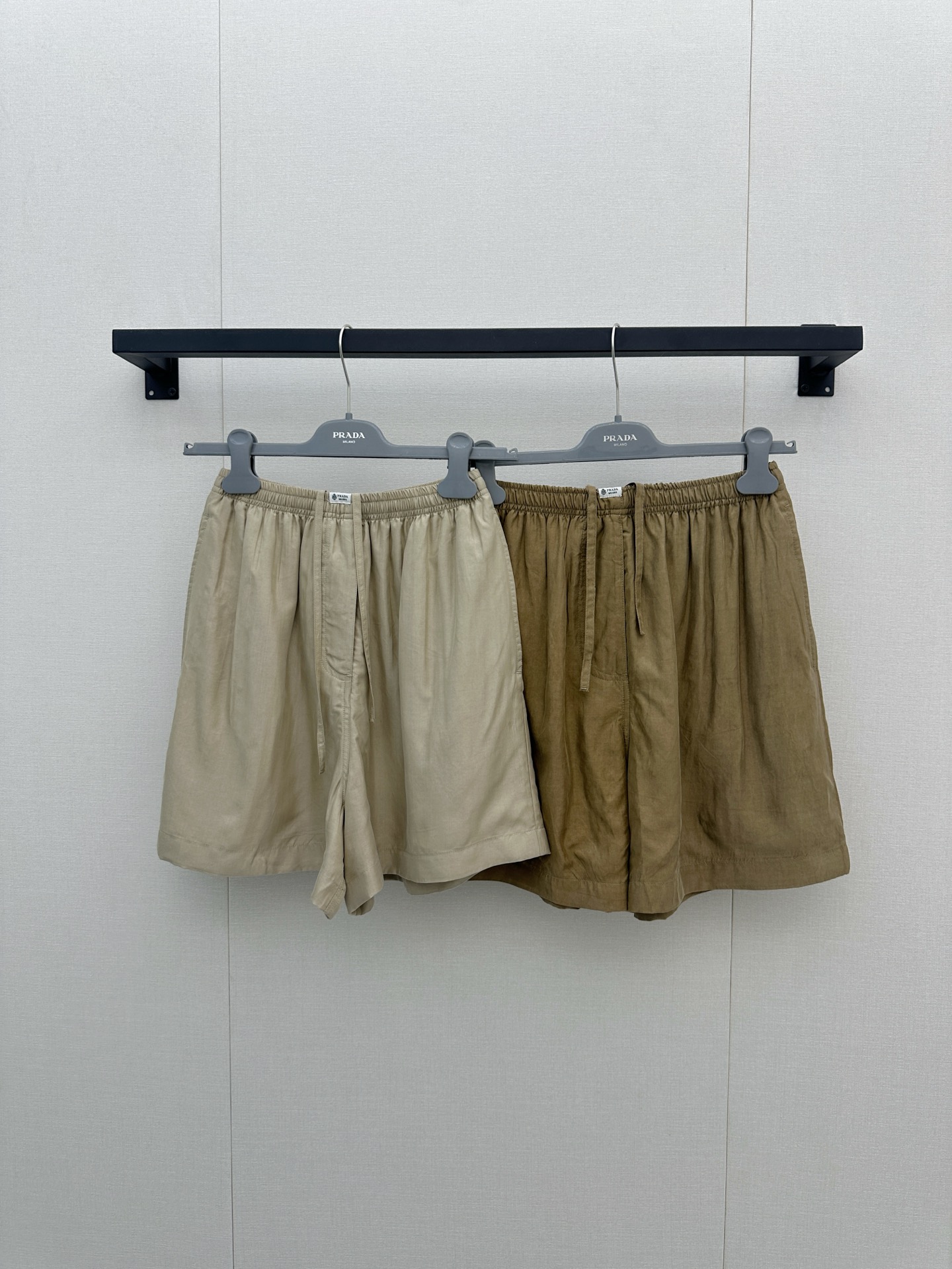 NO:909647,Prada earth tones match wasteland style shorts. The dark pleated cupro silk fabric has its own texture. Pair it with a loose jacket. It is lazy and hides the flesh. It is the same style for men and women. Prada's new distressed silk wool fabric can also be worn by boys. The loose version design is more relaxed and comfortable. It is simple and exquisite. The earth tones are super eye-catching for daily outings and are fashionable and fast. SML's real shots, prada, shorts, jackets & coats,19860909Prada大地色系搭配 废土风短裤 深色褶皱铜氨丝面料自带肌理感,搭配宽松外套 慵懒又藏肉,男女同款 Prada新品做旧丝毛面料男生也可穿搭♂宽松版型的设计更加松弛舒适 简约中透着精致感.大地色搭配日常出街超吸睛,时髦精快冲 SML大货实拍,,prada,shorts,jackets & coats,,Women's clothing