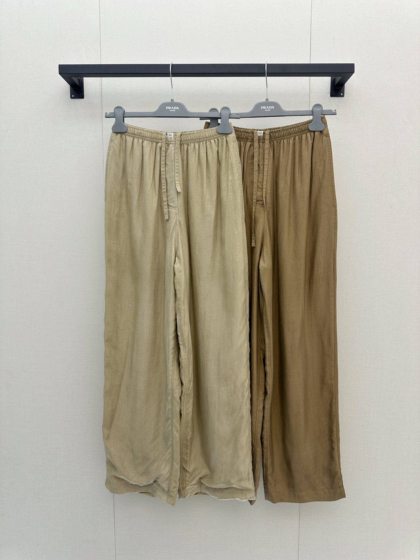 NO:909635,Who knows how Prada’s cupro trousers can be tightened by this creamy white pair!  Prada's basic model is the true and low-key king. The combination of off-white Polo + straight pants welds 'effortless elegance' to the body. The small edges exposed by layering a white T, and the careful consideration of the silk scarf on the waist. The soft tones, matched with the iconic green wall of the store, are gentle and cool. The yellow and white plaid shirt skirt has a retro film feel, and the waist design instantly changes into two-tone SML real shots, prada, skirts, shirts,19860909Prada铜氨丝长裤 被这组奶油白拿捏住松弛感 谁懂啊！Prada的基础款才是真·低调王者 米白Polo+直筒裤的组合,把“毫不费力的贵气”焊在身上 叠穿白T露出的小边边,还有腰间丝巾的小心机 软乎乎的色调,搭配店里标志性的绿墙,温柔又清冷 黄白格纹衬衫裙自带复古胶片感,收腰设计秒变三七分两色SML大货实拍,,prada,skirts,shirts,,Women's clothing