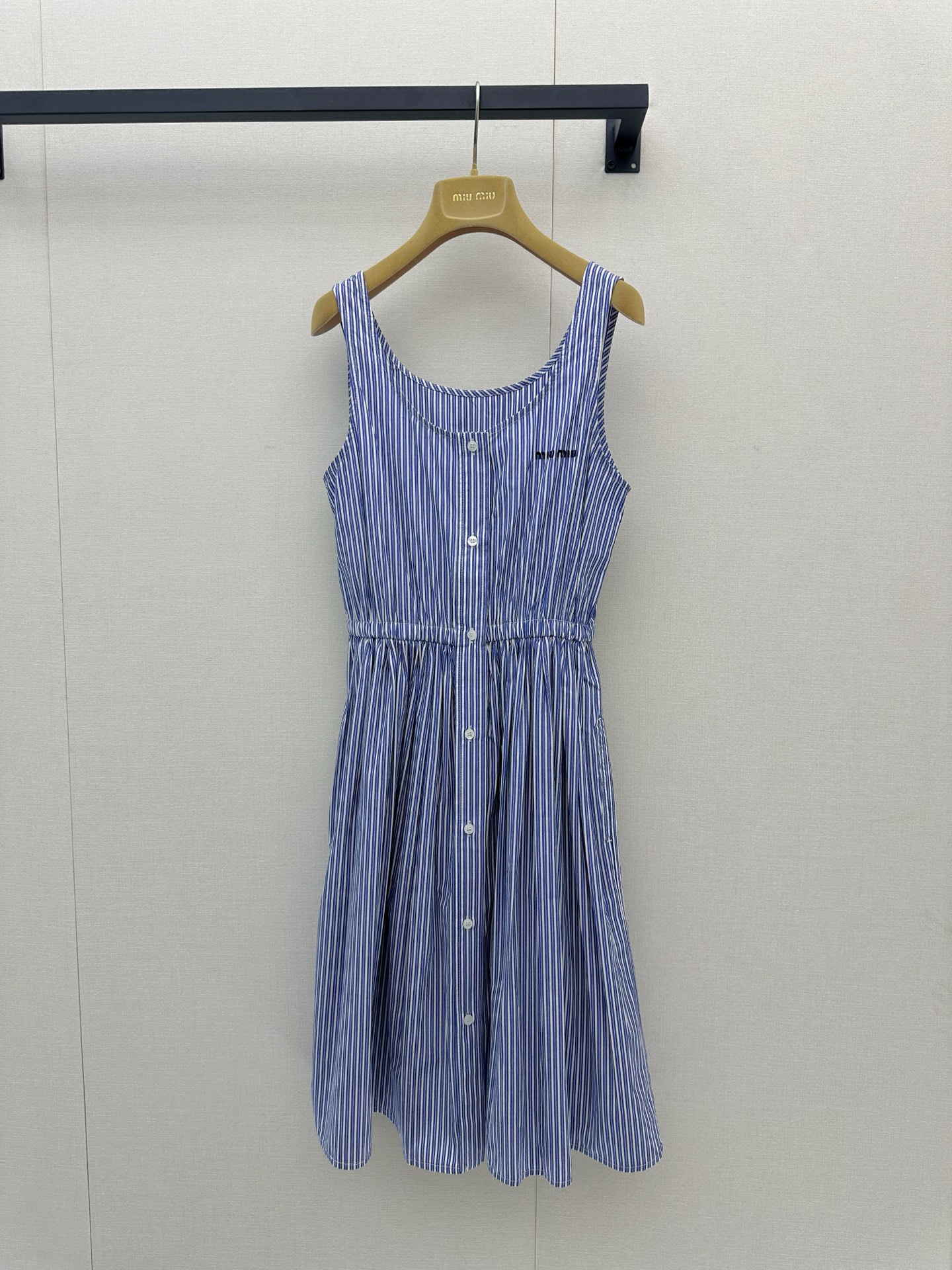 NO:909683,Miumiu 26 new spring and summer dress. The blue and white striped weave makes it relaxed and everyday. The sleeveless cut reveals the sharp shoulder line. The front buttons and waist pleats outline the soft waistline. The drape skirt hides all body concerns. It is light and breathable, suitable for commuting and weekends. It has a refreshing atmosphere and is a summer narrative that will never fade in the wardrobe. Spot sml big goods real shot,, miumiu, skirts,19860909Miumiu 26春夏新品连衣裙 蓝白条纹织就松弛日常,无袖剪裁展露利落肩线,前排纽扣与收腰褶裥勾勒柔和腰线,垂坠裙摆藏起所有身材顾虑.轻透气场适配通勤与周末,自带清爽氛围感,是衣橱里永不褪色的夏日叙事.现货smL 大货实拍,,miumiu,skirts,,Women's clothing