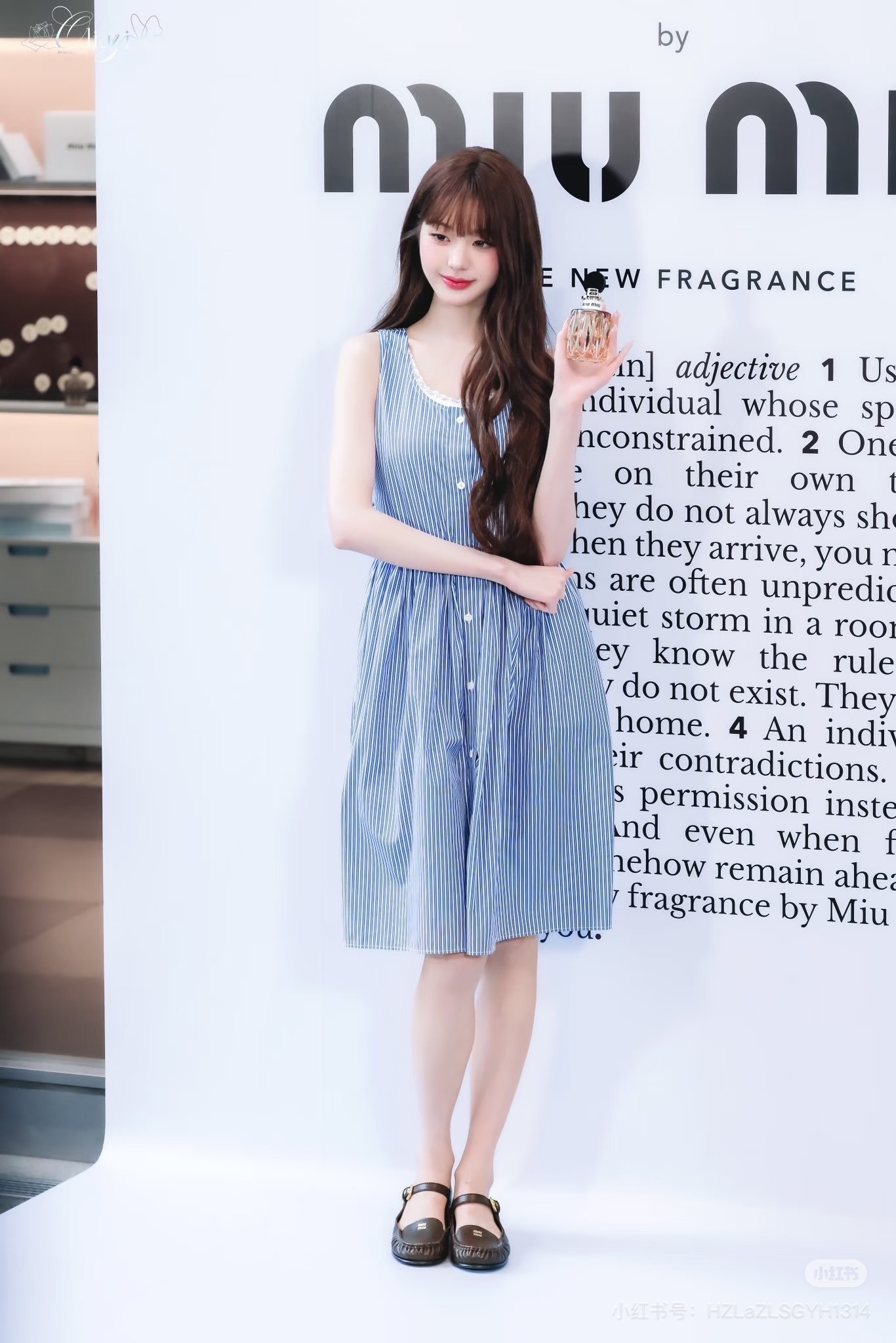 NO:909688,Miumiu 26 new spring and summer dress. The blue and white striped weave makes it relaxed and everyday. The sleeveless cut reveals the sharp shoulder line. The front buttons and waist pleats outline the soft waistline. The drape skirt hides all body concerns. It is light and breathable, suitable for commuting and weekends. It has a refreshing atmosphere and is a summer narrative that will never fade in the wardrobe. Ready in stock smL,, miumiu, skirts,19860909Miumiu 26春夏新品连衣裙 蓝白条纹织就松弛日常,无袖剪裁展露利落肩线,前排纽扣与收腰褶裥勾勒柔和腰线,垂坠裙摆藏起所有身材顾虑.轻透气场适配通勤与周末,自带清爽氛围感,是衣橱里永不褪色的夏日叙事.现货smL,,miumiu,skirts,,Women's clothing