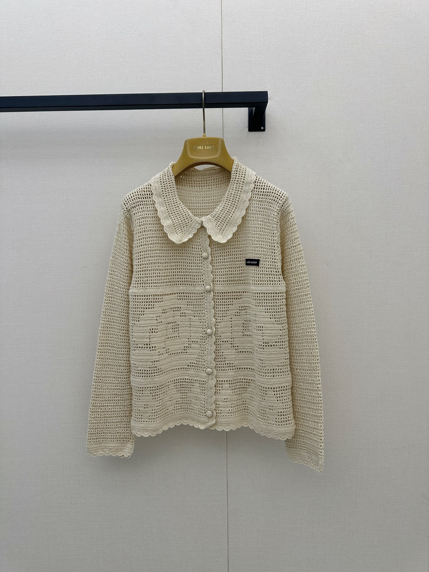 NO:909659,Miu Miu 26SS series hollow knitted cardigan with off-white crochet craftsmanship, exquisite hollow patterns + wavy edges on the lapel, full of retro girly feel. Short cut, embellished with pearl buttons, it has a gentle atmosphere when worn alone or layered with a tube top. The hollow design is breathable, very suitable for spring and summer, and it can also protect from the sun~ Pair it with a high-waisted skirt or jeans, and you can easily get an elegant and casual Miu Miu style. Actual photos of the goods,, miumiu, skirts, jeans,19860909Miu Miu 26SS系列镂空针织开衫 米白色钩织工艺,精致镂空花纹+翻领波浪边,复古少女感满满.短款剪裁,珍珠纽扣点缀,单穿或叠搭抹胸都很温柔氛围.镂空设计透气,春夏穿超适合,还能防晒哦～搭配高腰裙或牛仔裤,轻松get优雅随性Miu Miu风大货实拍,,miumiu,skirts,jeans,,Women's clothing