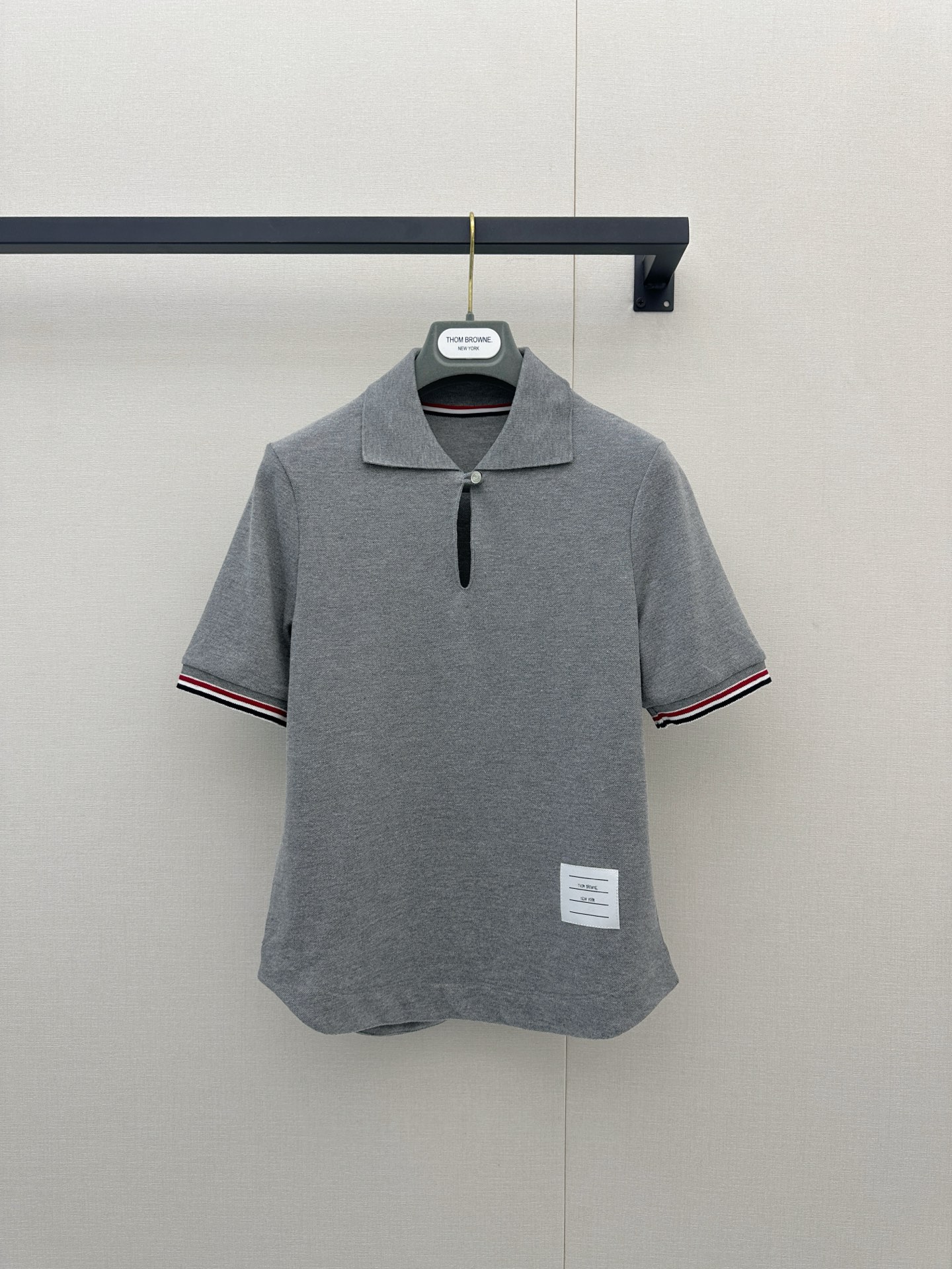 NO:909636,ThomBrowne. Gray polo collar exquisite top. H-version right-shoulder T-shirt. Polo drop-shaped collar, curved high-waisted hem and red, white and blue sleeve hems. The details are further divided. The small thought of matching a small brooch alone increases the comfort~ Spot SMl, large quantities of real shots, tees, t-shirts, brooch, breastpin,19860909ThomBrowne.灰色polo领精致上衣 H版正肩T恤 polo水滴型衣领、有弧度显高腰的衣边和红白蓝的袖边,细节再分 单独再配一个小胸针的小心思舒适度拉满～ 现货SMl 大货实拍,,tees，t-shirt,brooch，breastpin,,Women's clothing